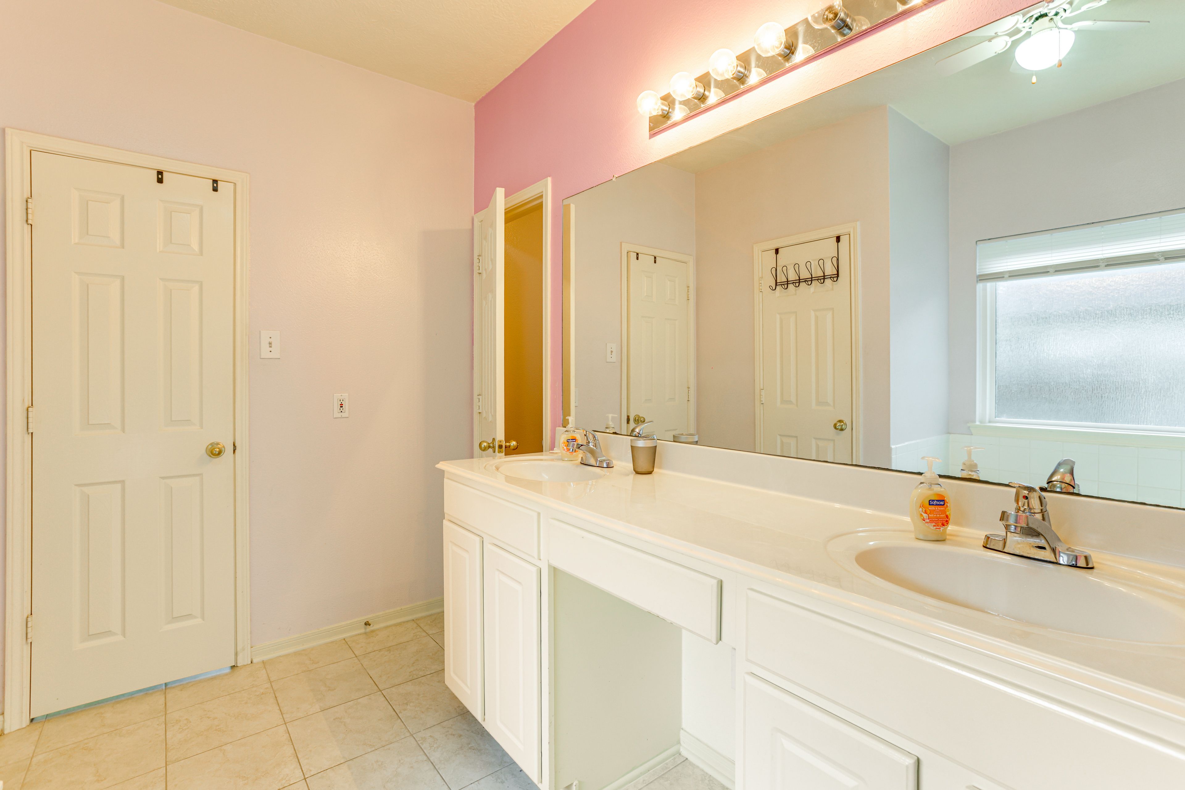 Full Bathroom | Jetted Tub | 1st Floor
