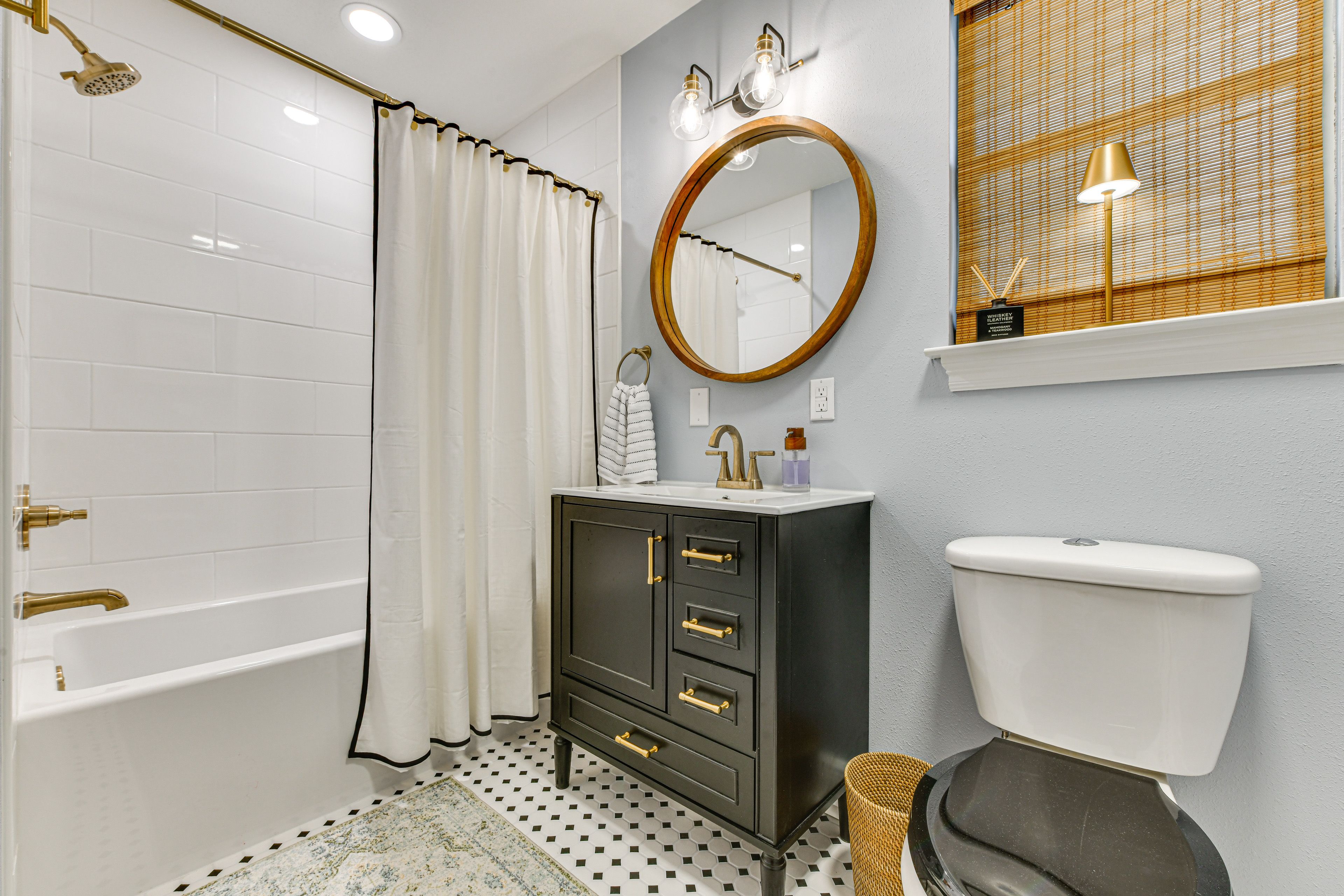 Full Bathroom | Towels Provided