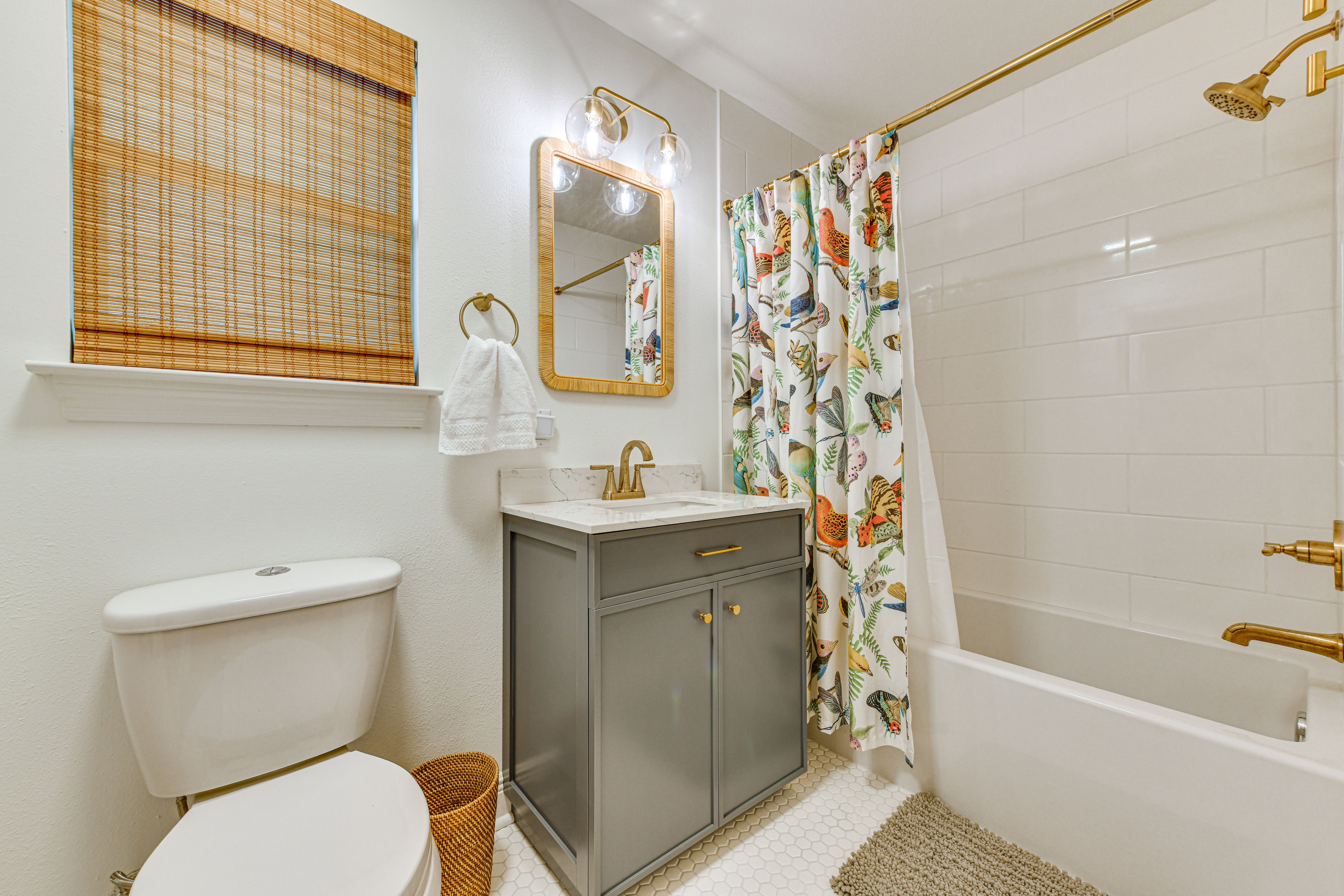 Full Bathroom | Shower/Tub Combo
