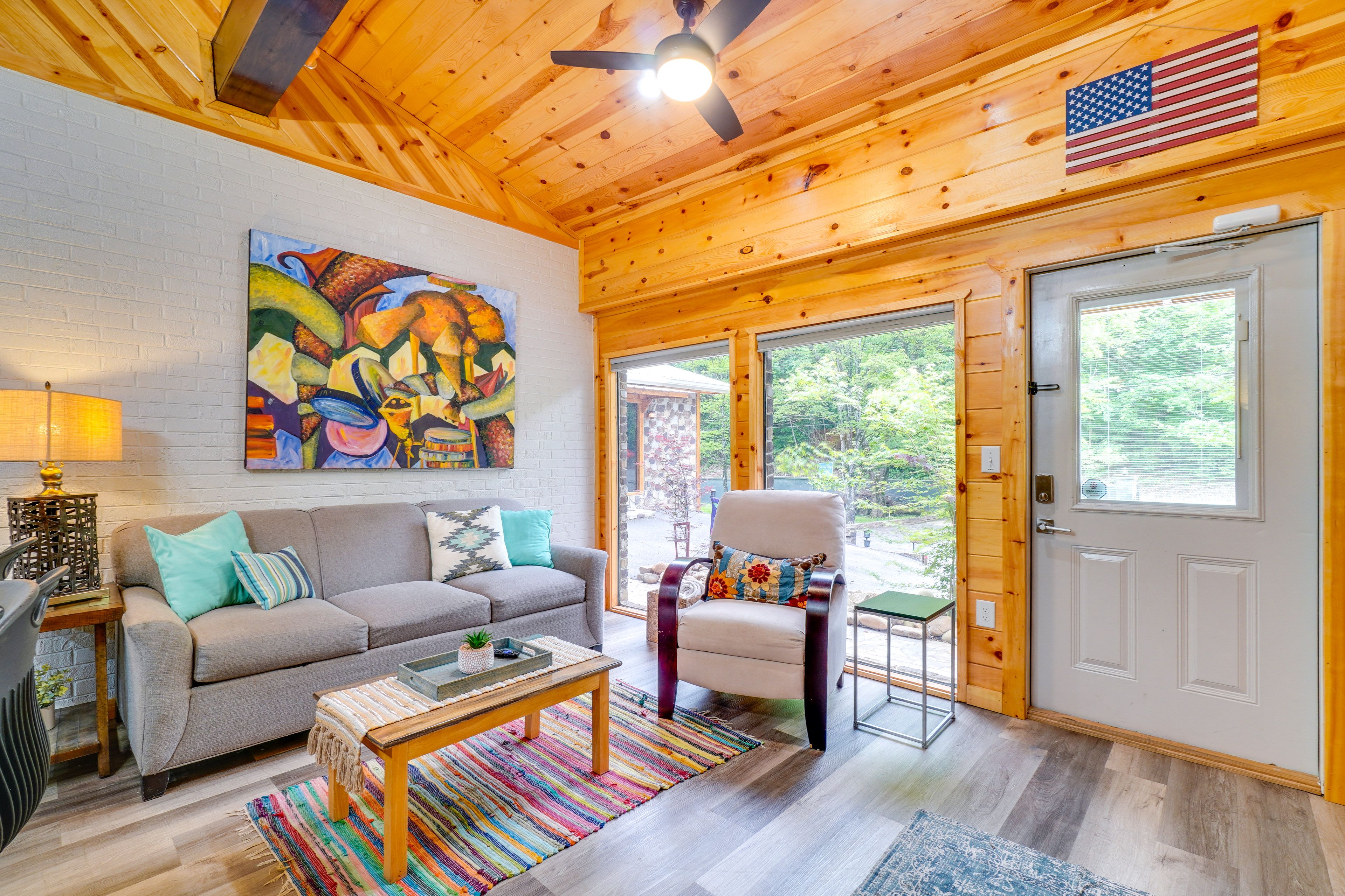 Living Room | Sleeper Sofa | Smart TV | Free WiFi | Electric Fireplace