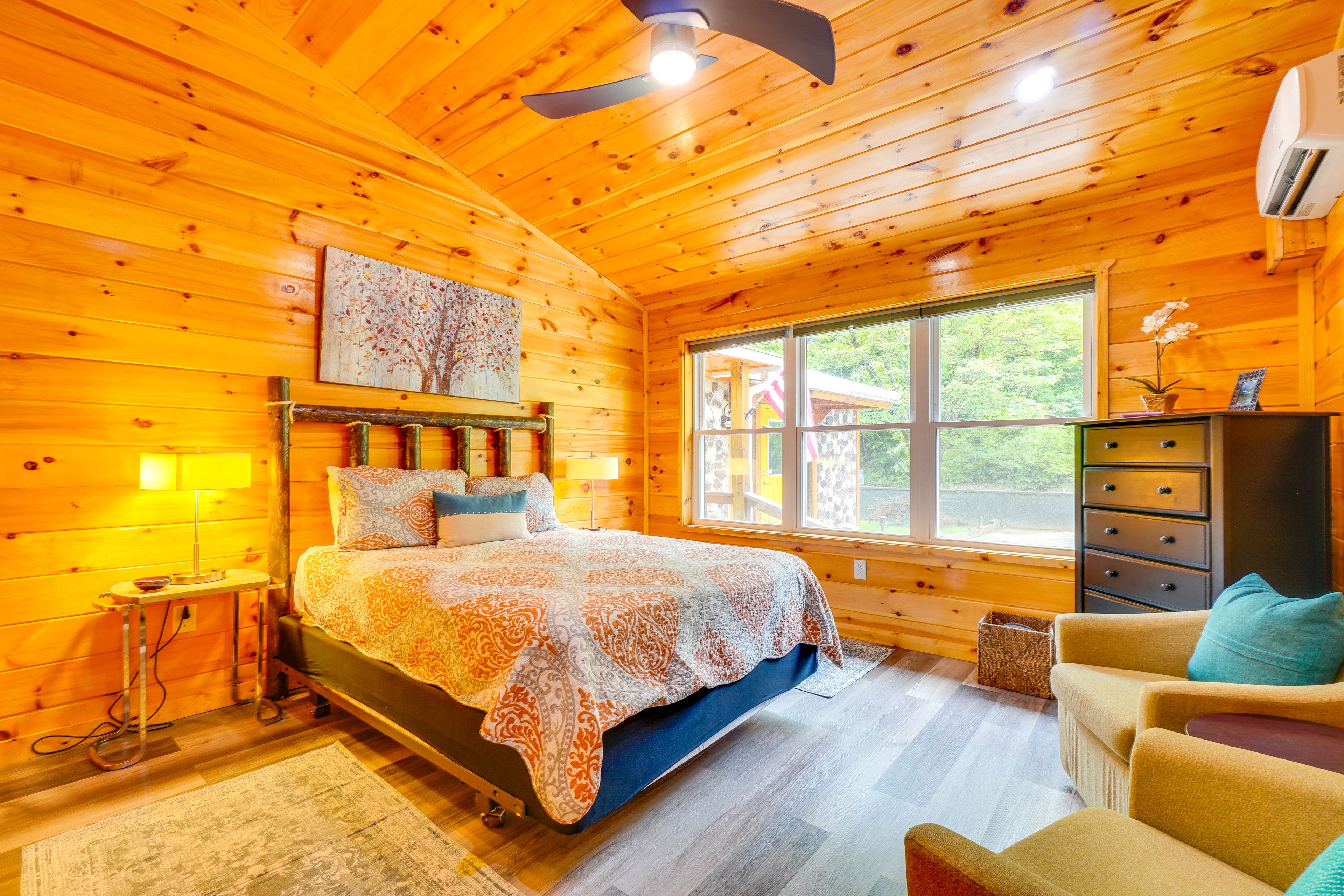 Bedroom | Queen Bed | Smart TV | Walk-In Closet | Linens Provided