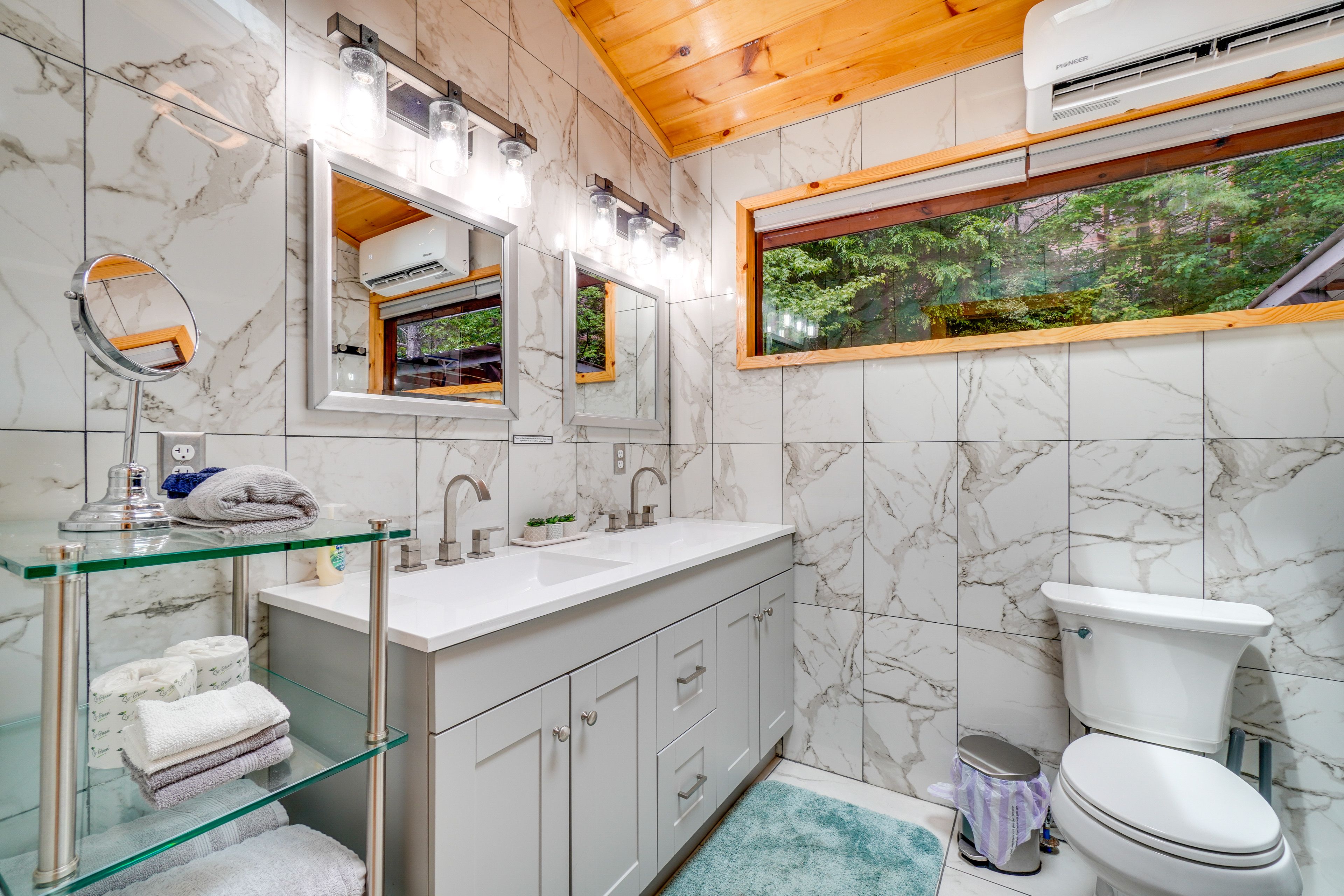Bathroom | Towels Provided | Complimentary Toiletries | Hair Dryer
