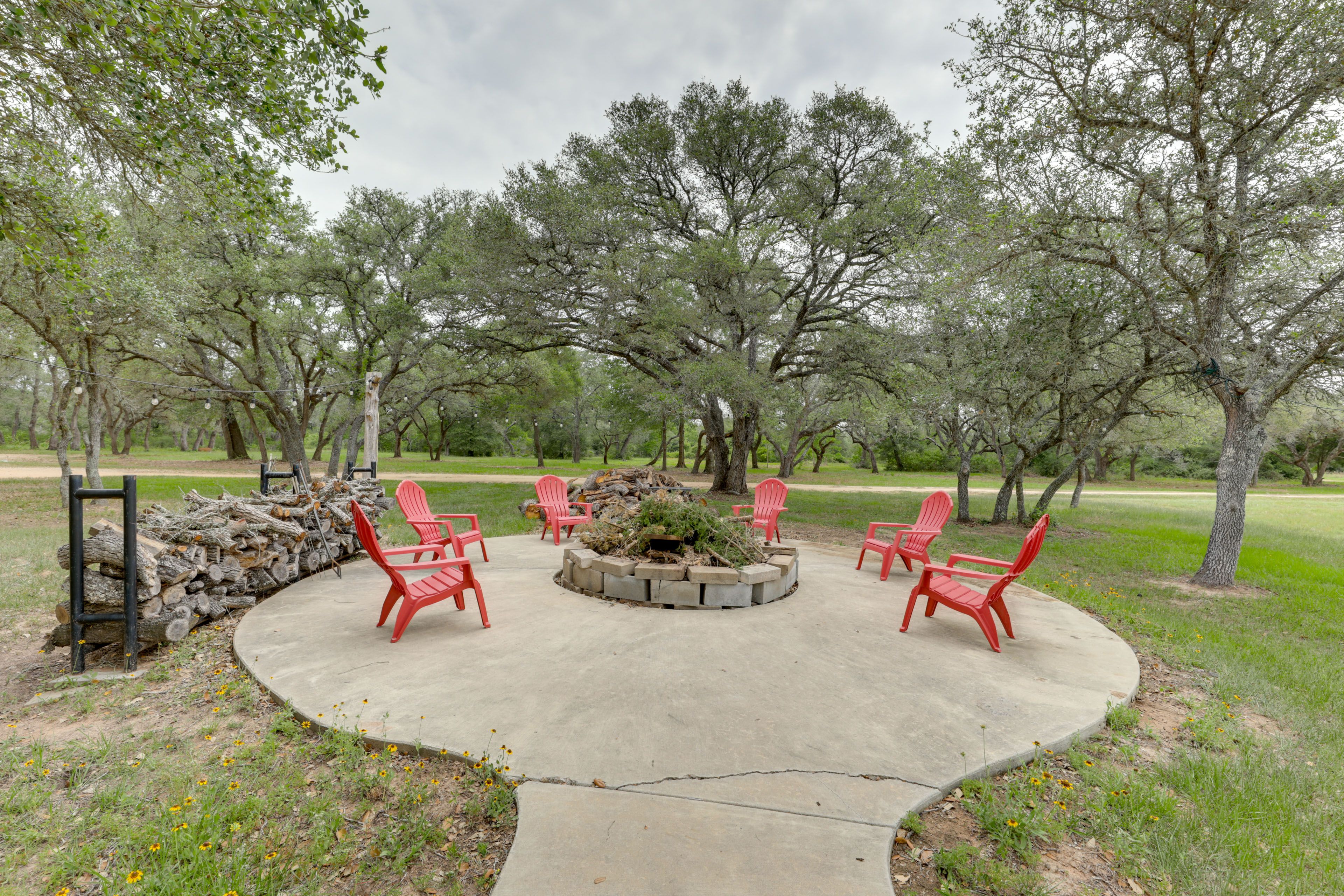 Shared Outdoor Amenities & Lakes