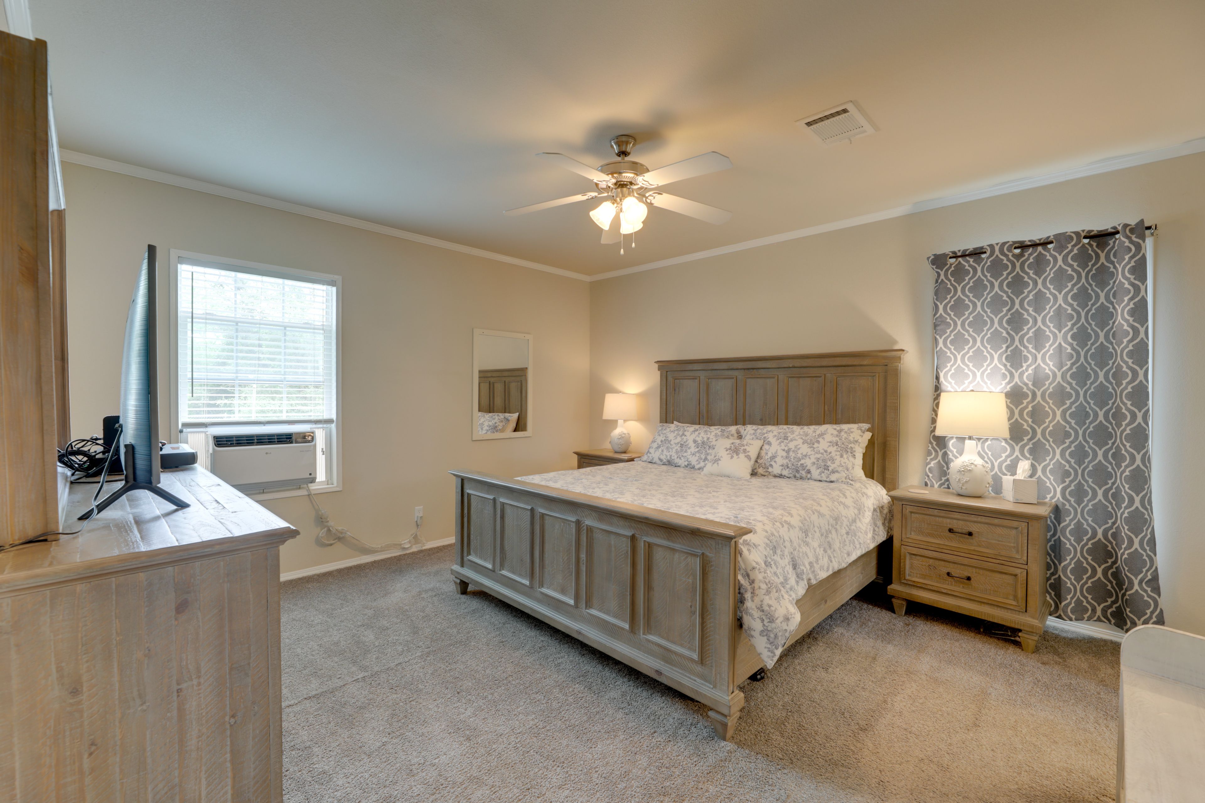 Bedroom 1 | King Bed