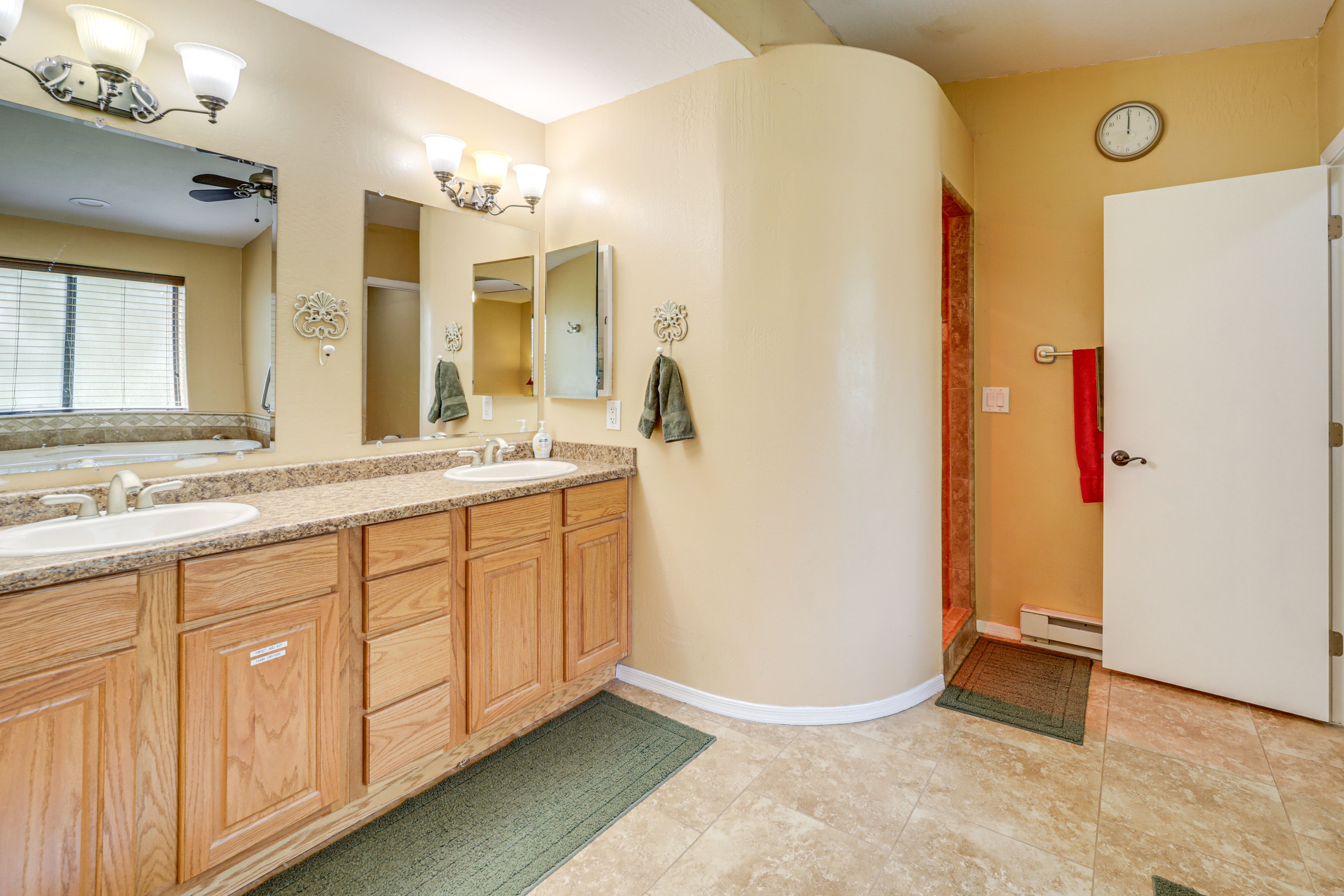 Full Bathroom | 1st Floor | Towels Provided