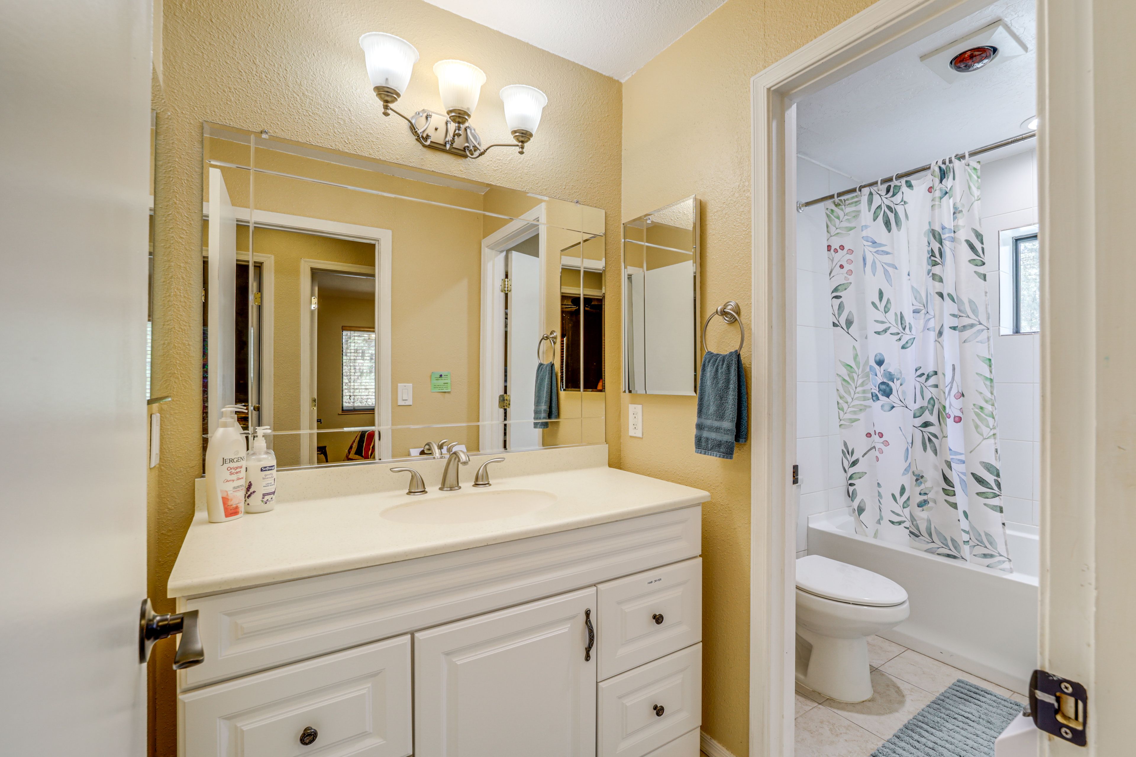 Full Bathroom | 2nd Floor | Towels Provided