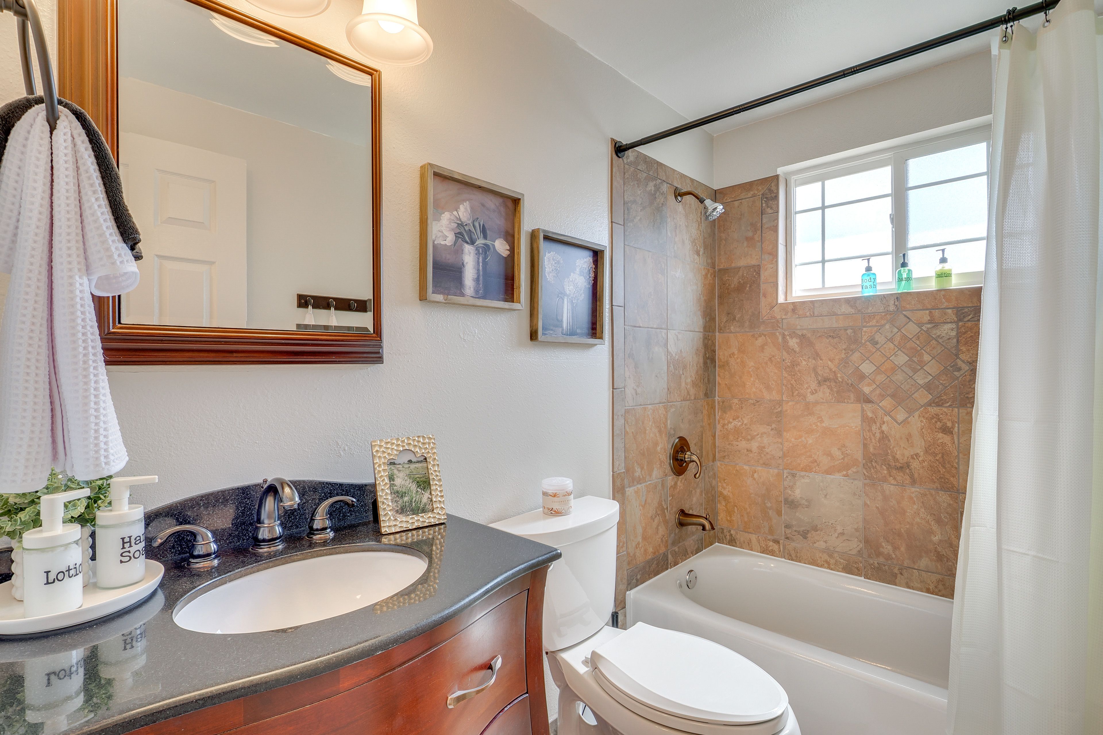 Full Bathroom | Towels Provided