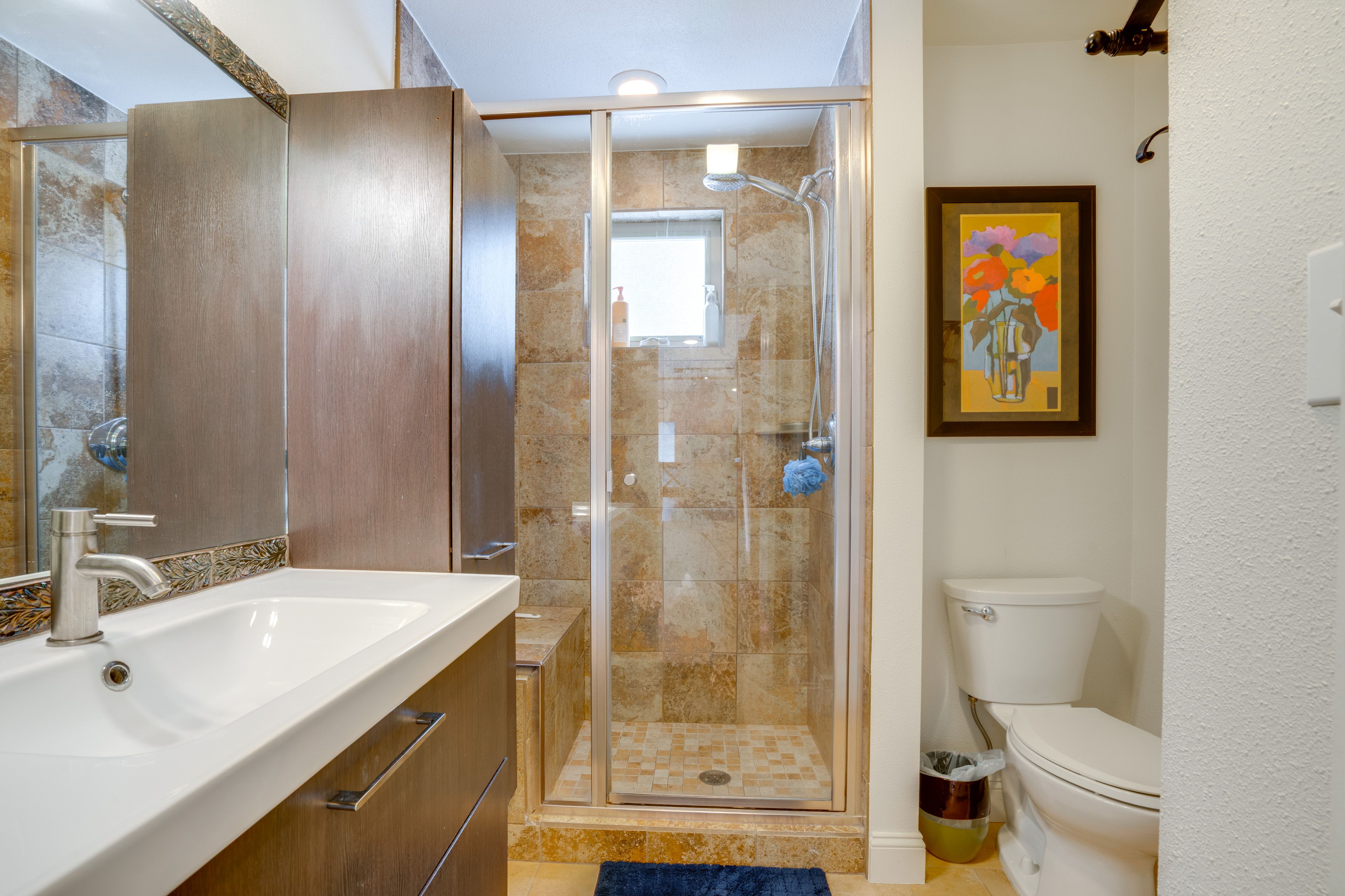 Full Bathroom | 1st Floor | Towels Provided