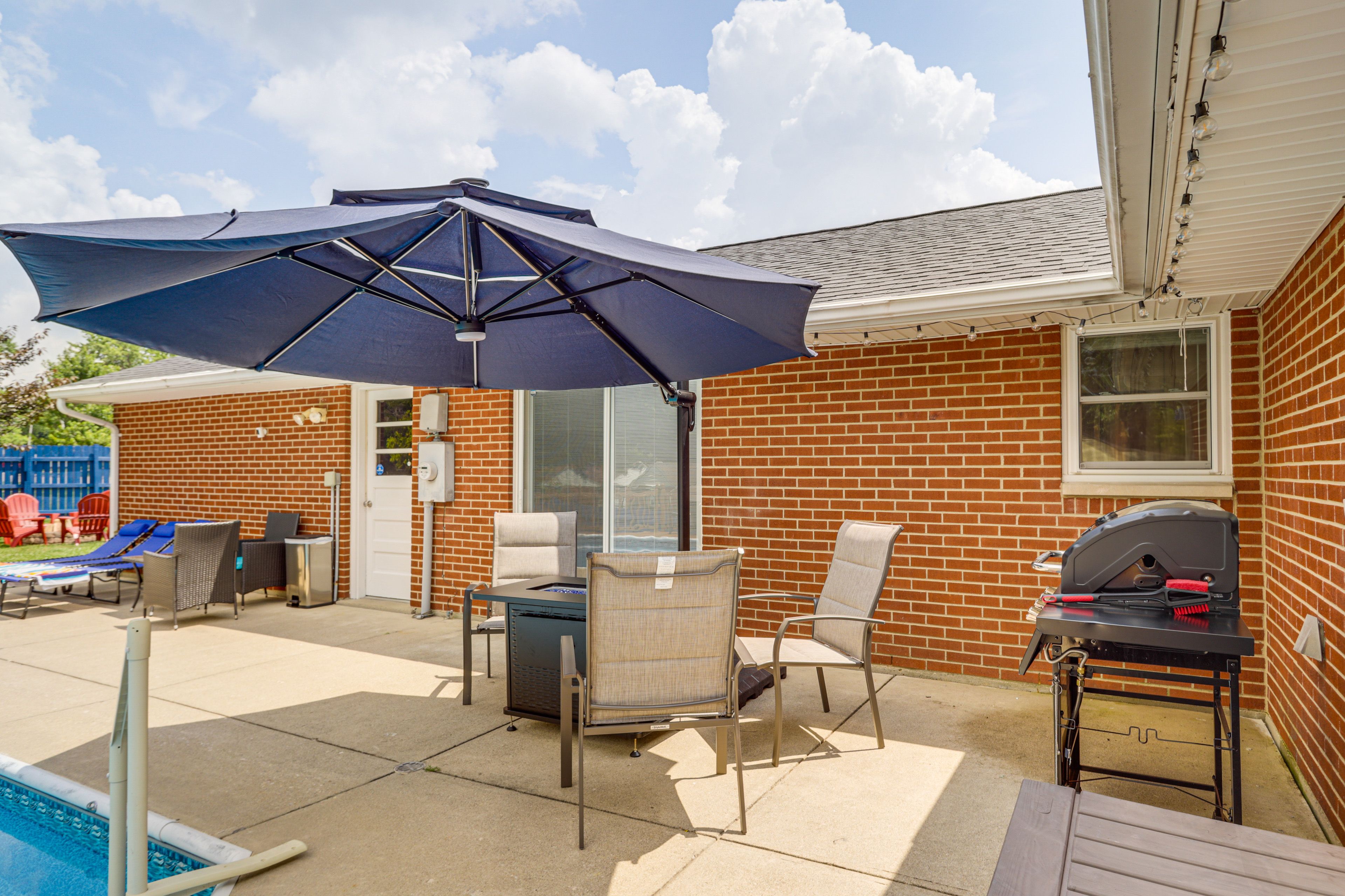 Patio | Gas Grill | Fire Pit Table