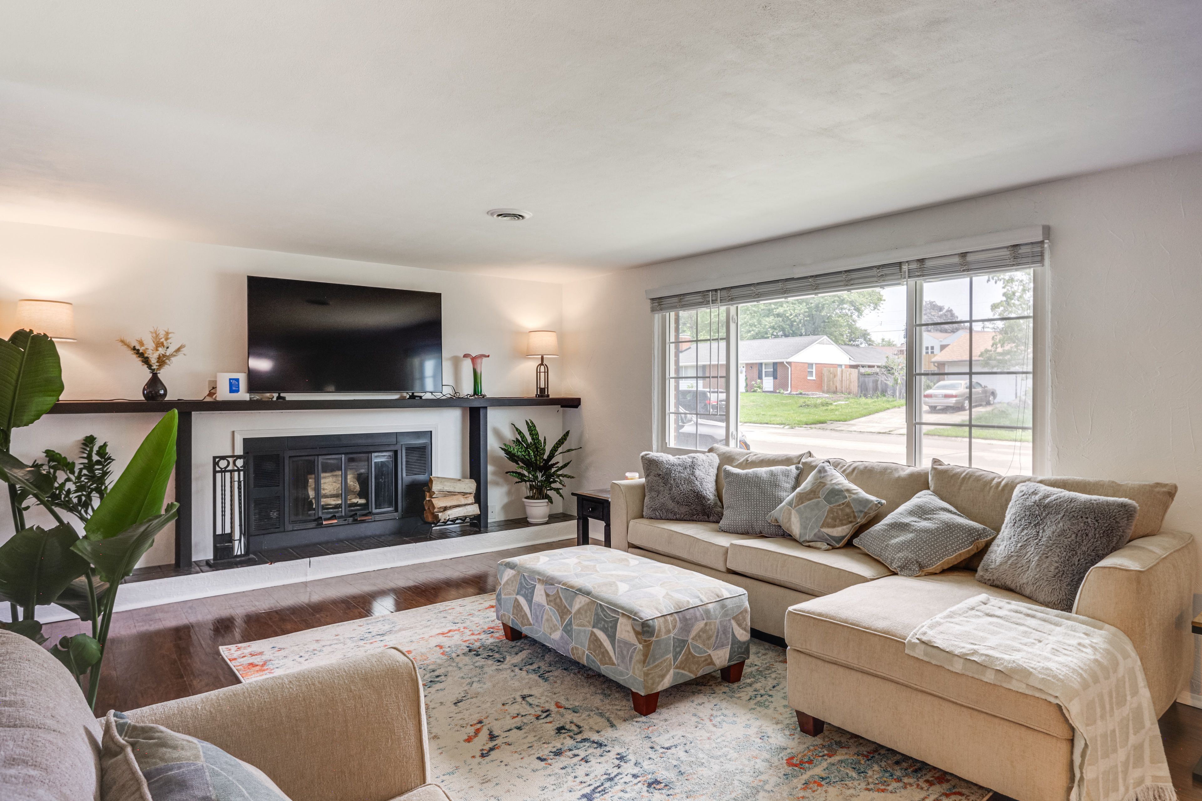 Living Room | Smart TV | Free WiFi | Work Desk