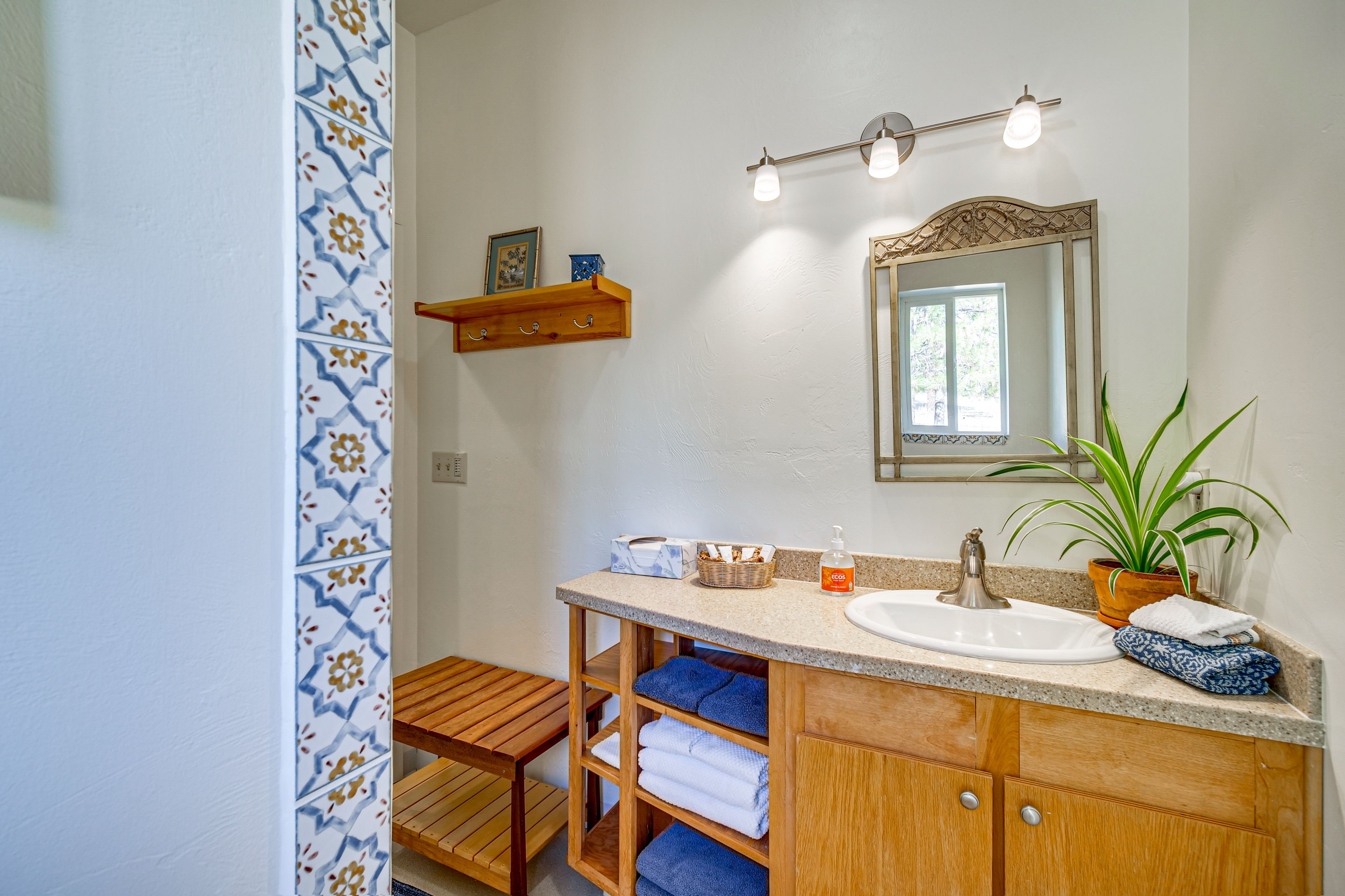 Full Bathroom | Towels Provided