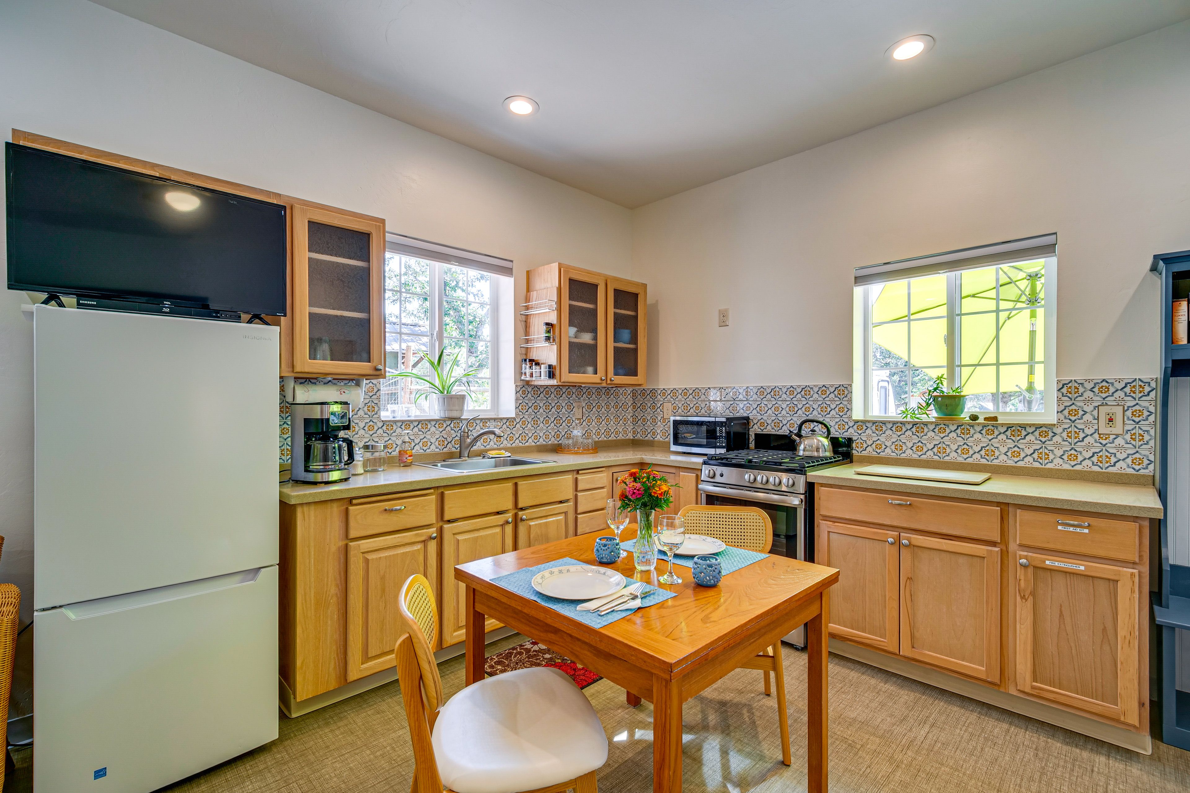 Dining Table | Dishware/Flatware