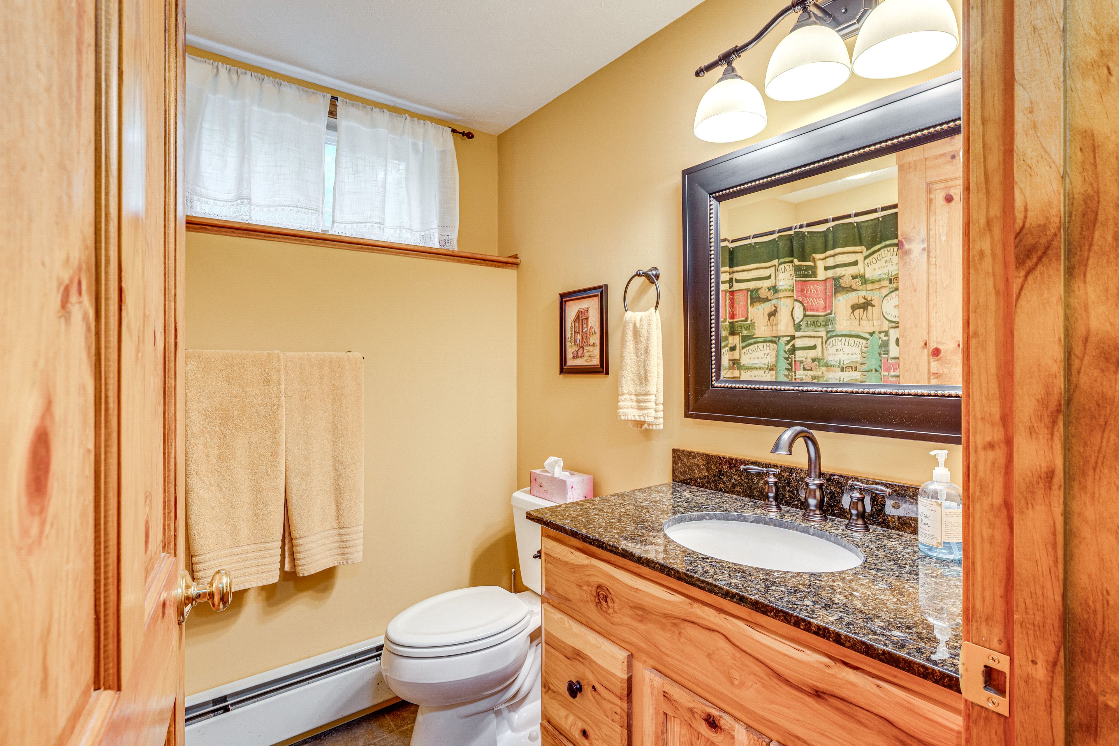 Full Bathroom | Lower Level | Complimentary Toiletries | Towels Provided