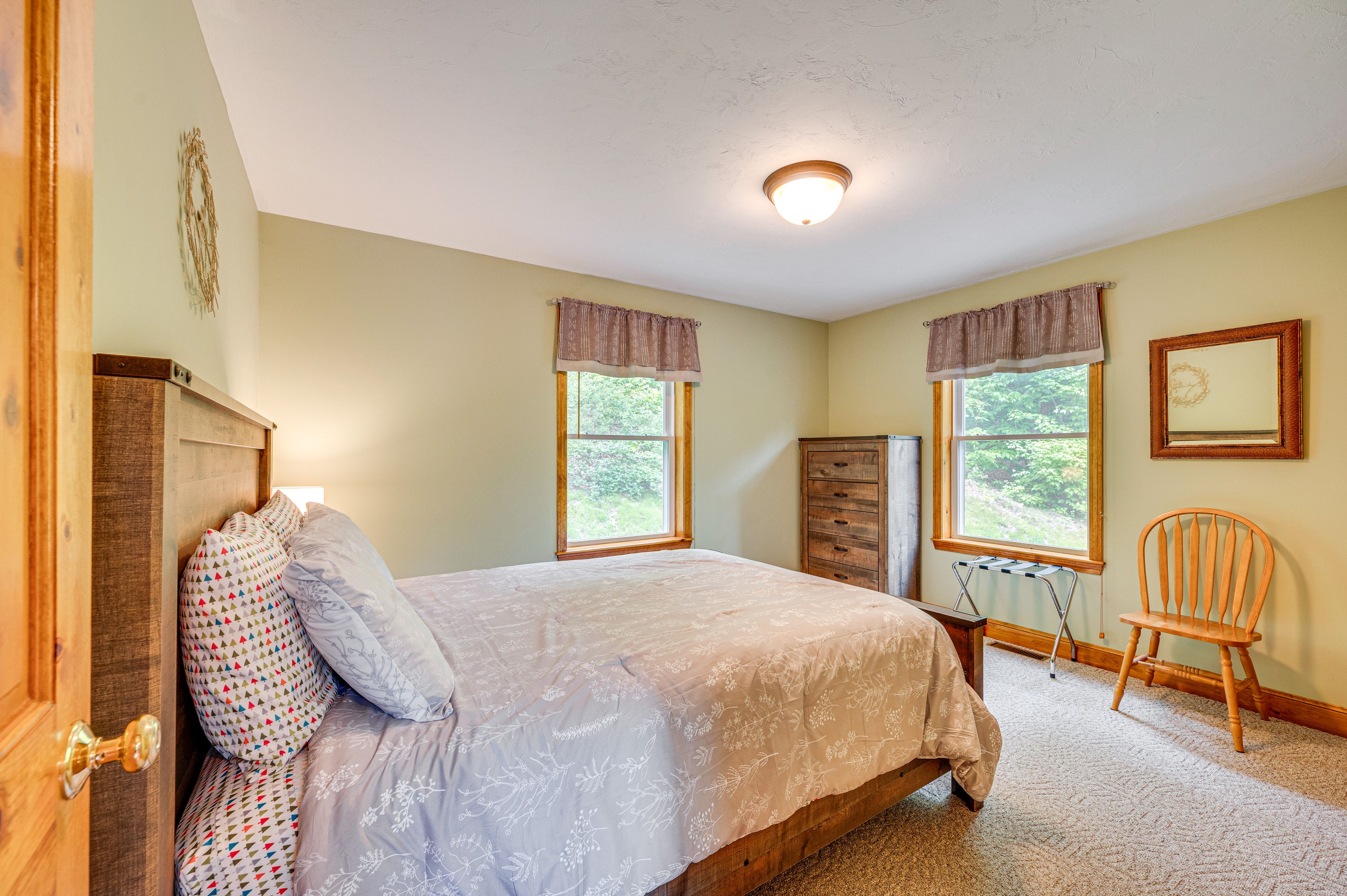 Bedroom 1 | Main Level | Queen Bed | Linens Provided