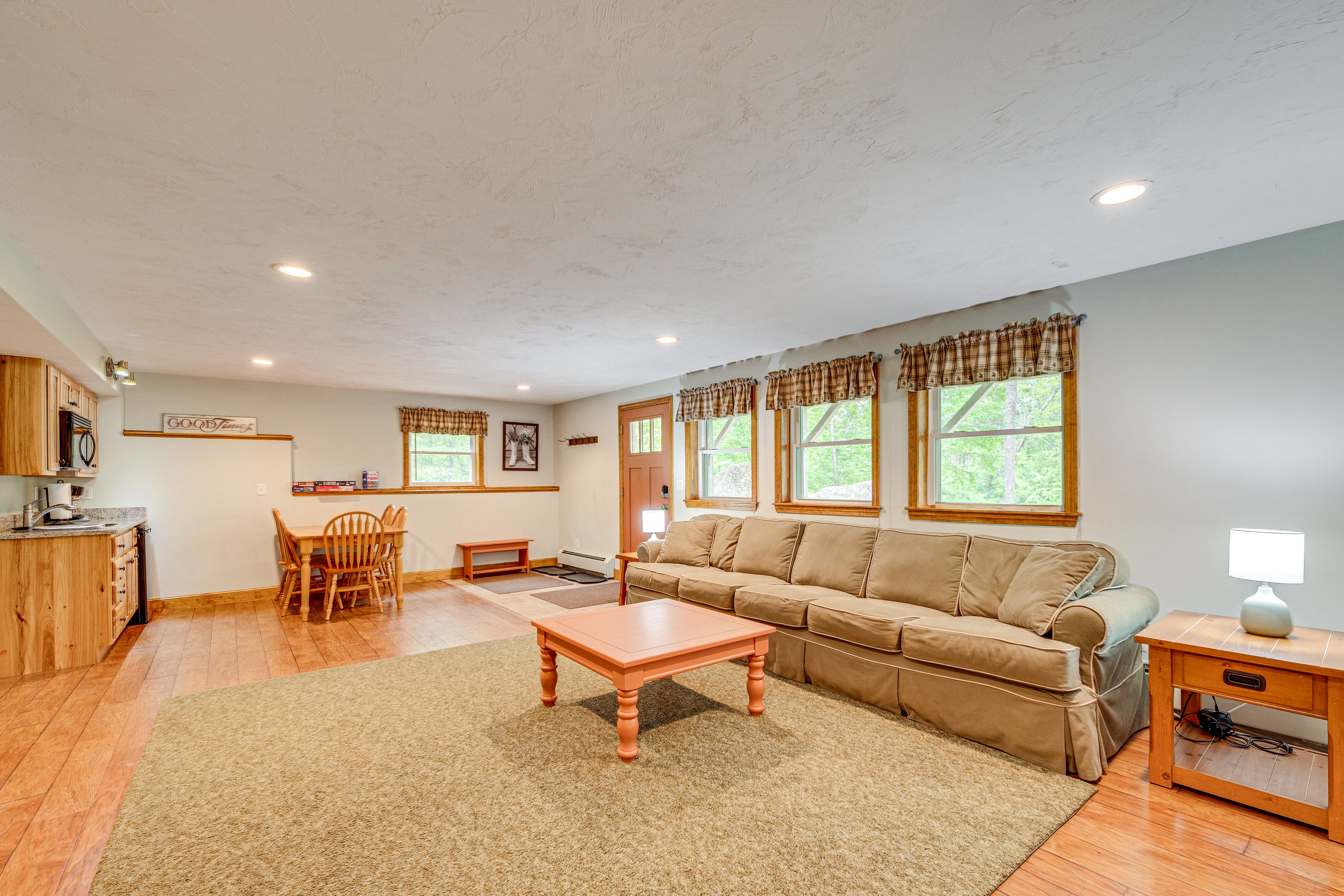 Family Room | Lower Level | Full & Twin Sleeper Sofas | Smart TV | Free WiFi