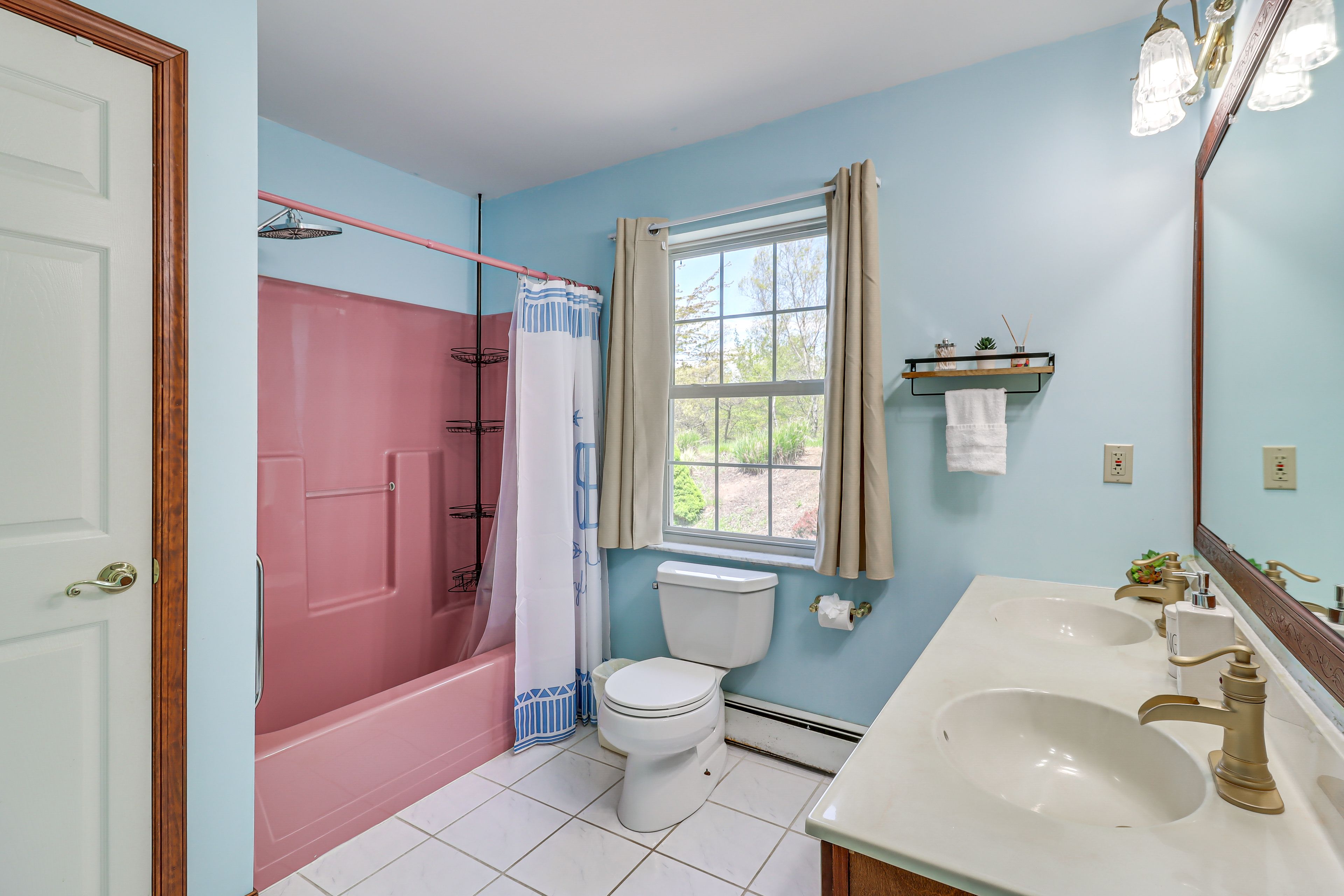 Full Bathroom | 2nd Floor | Complimentary Toiletries | Towels Provided