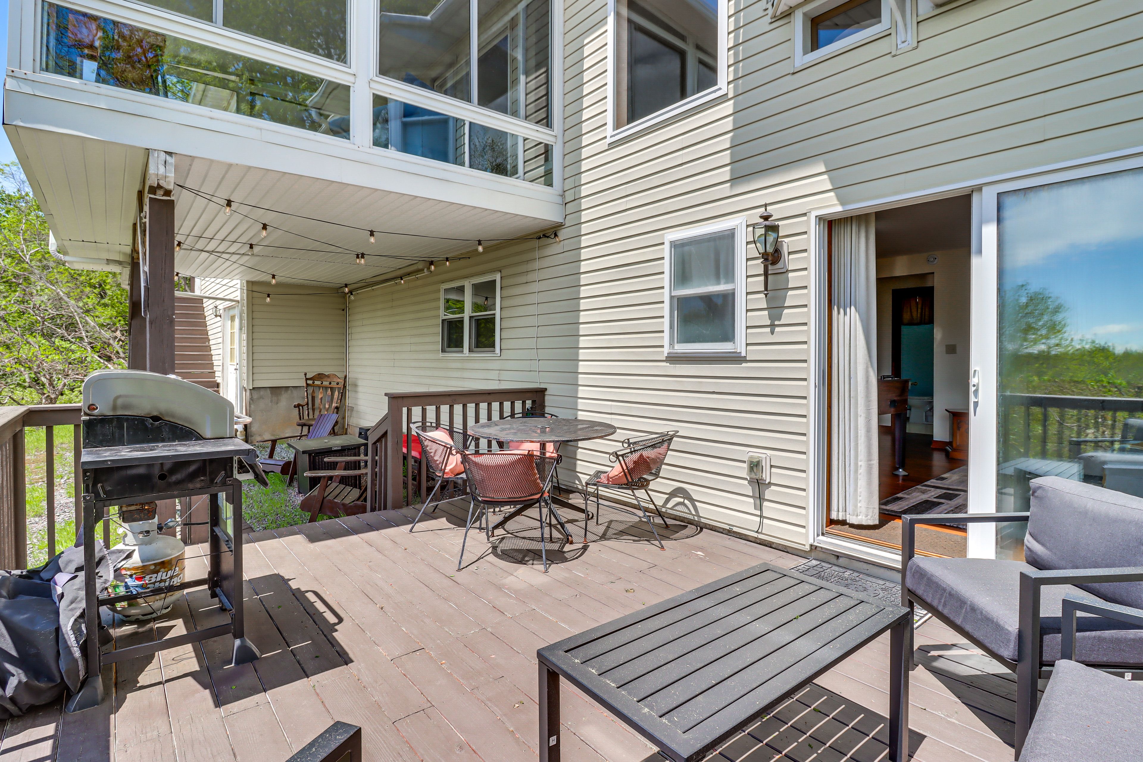 Deck | Lower Level | Gas Grill | Outdoor Dining Area