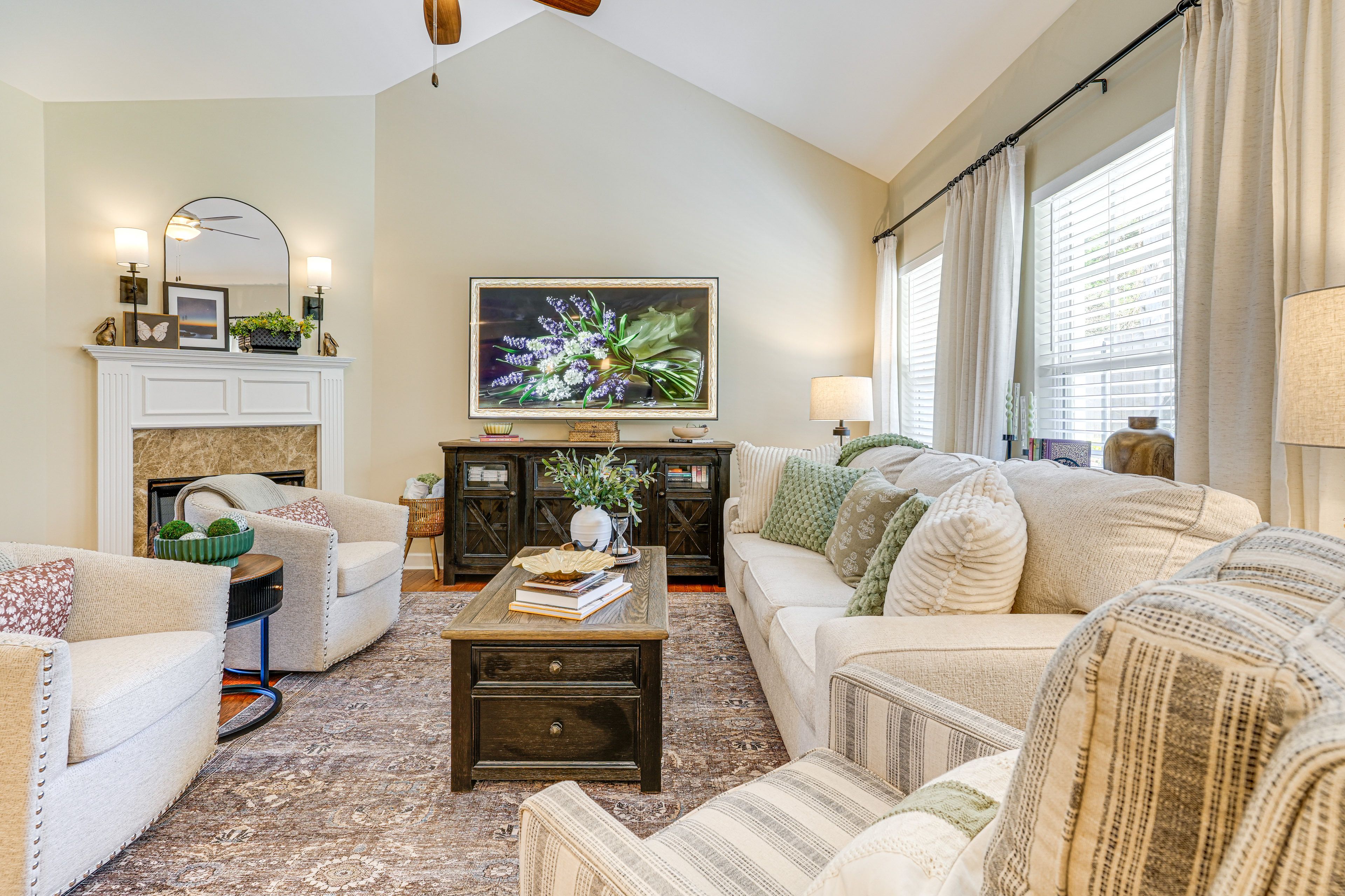 Living Room | Books | Central Air Conditioning/Heat