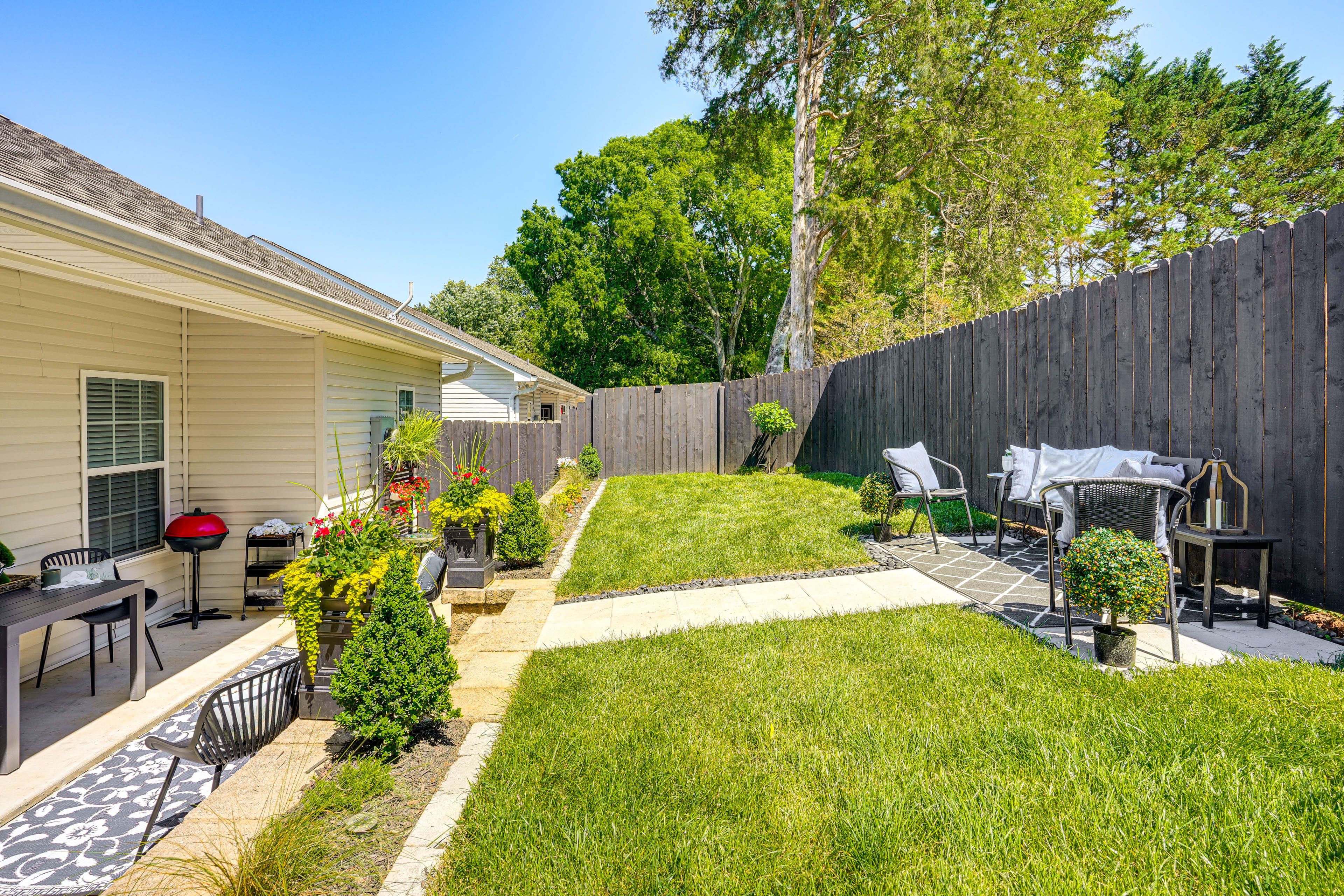 Fenced Backyard | Lounge Seating