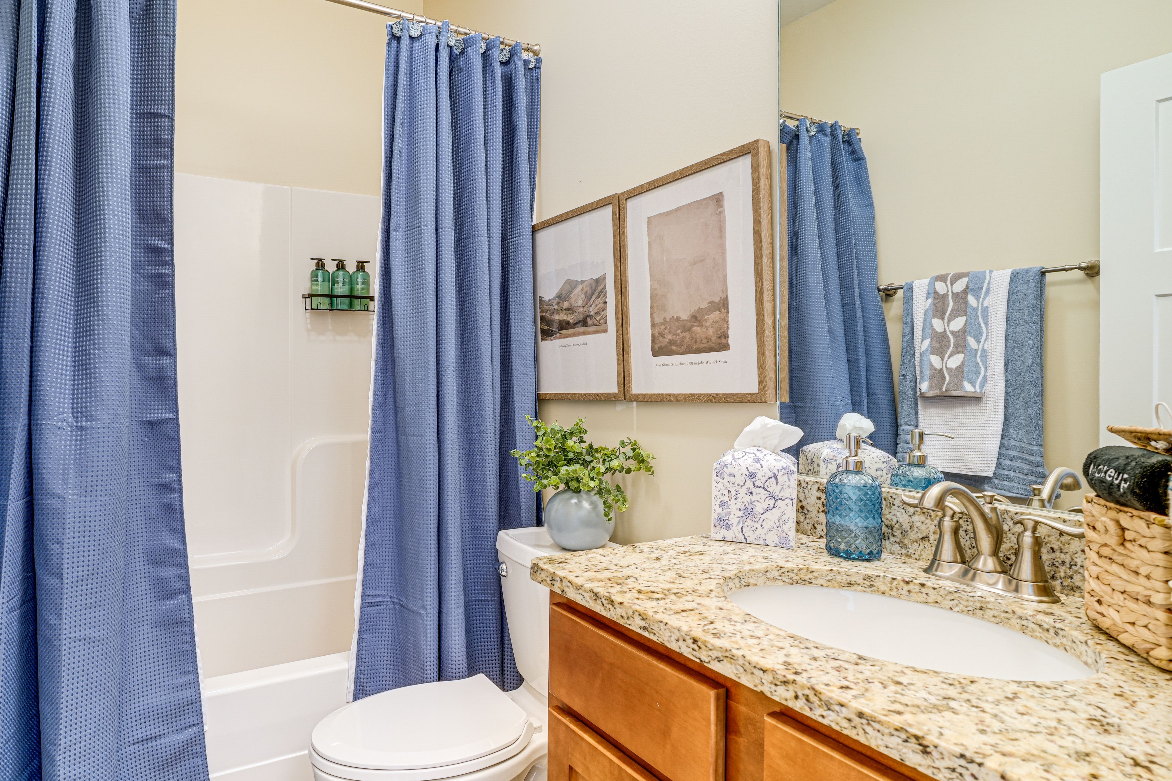 Full Bathroom | Towels Provided
