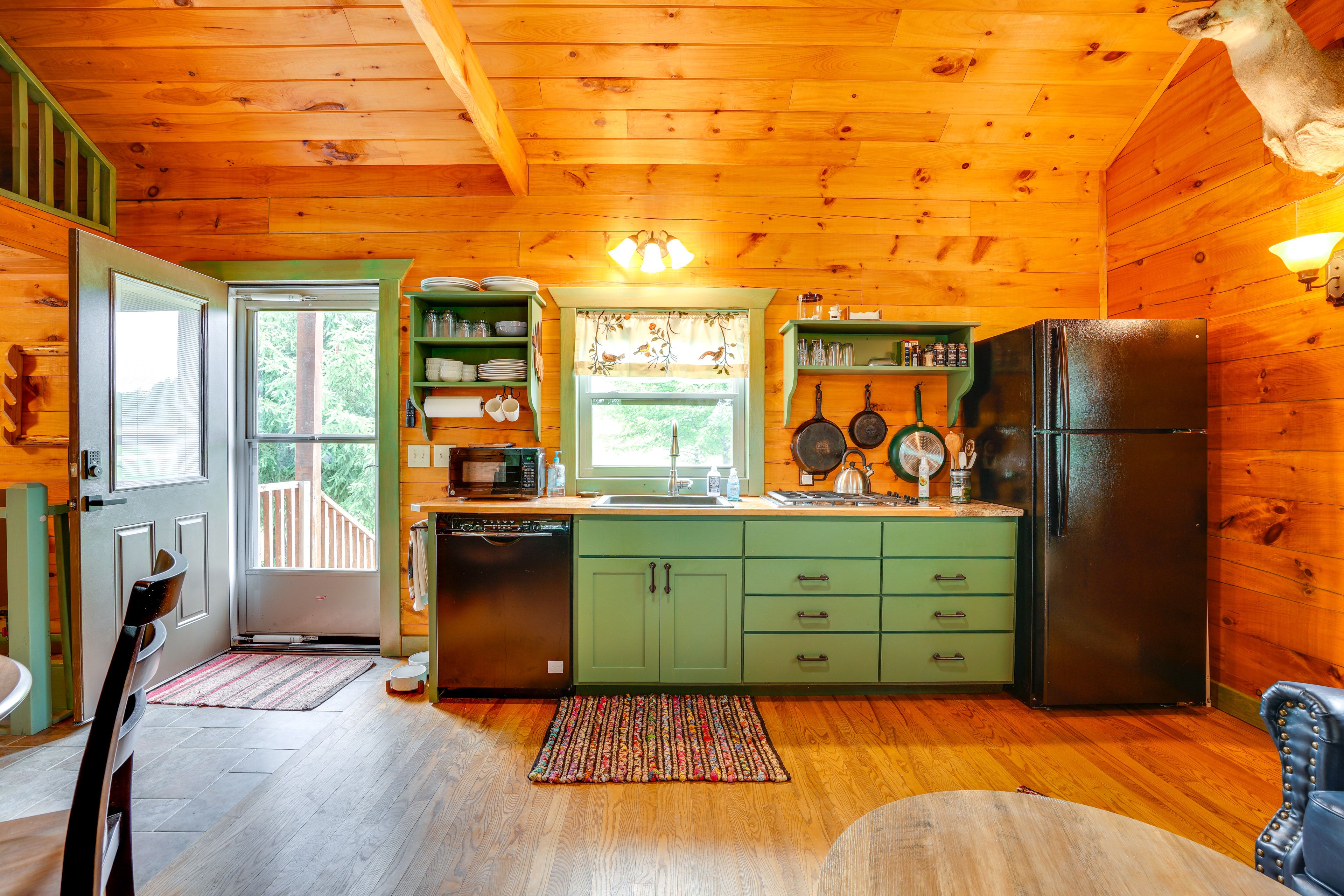 Kitchenette | Stove | Microwave | Main Level
