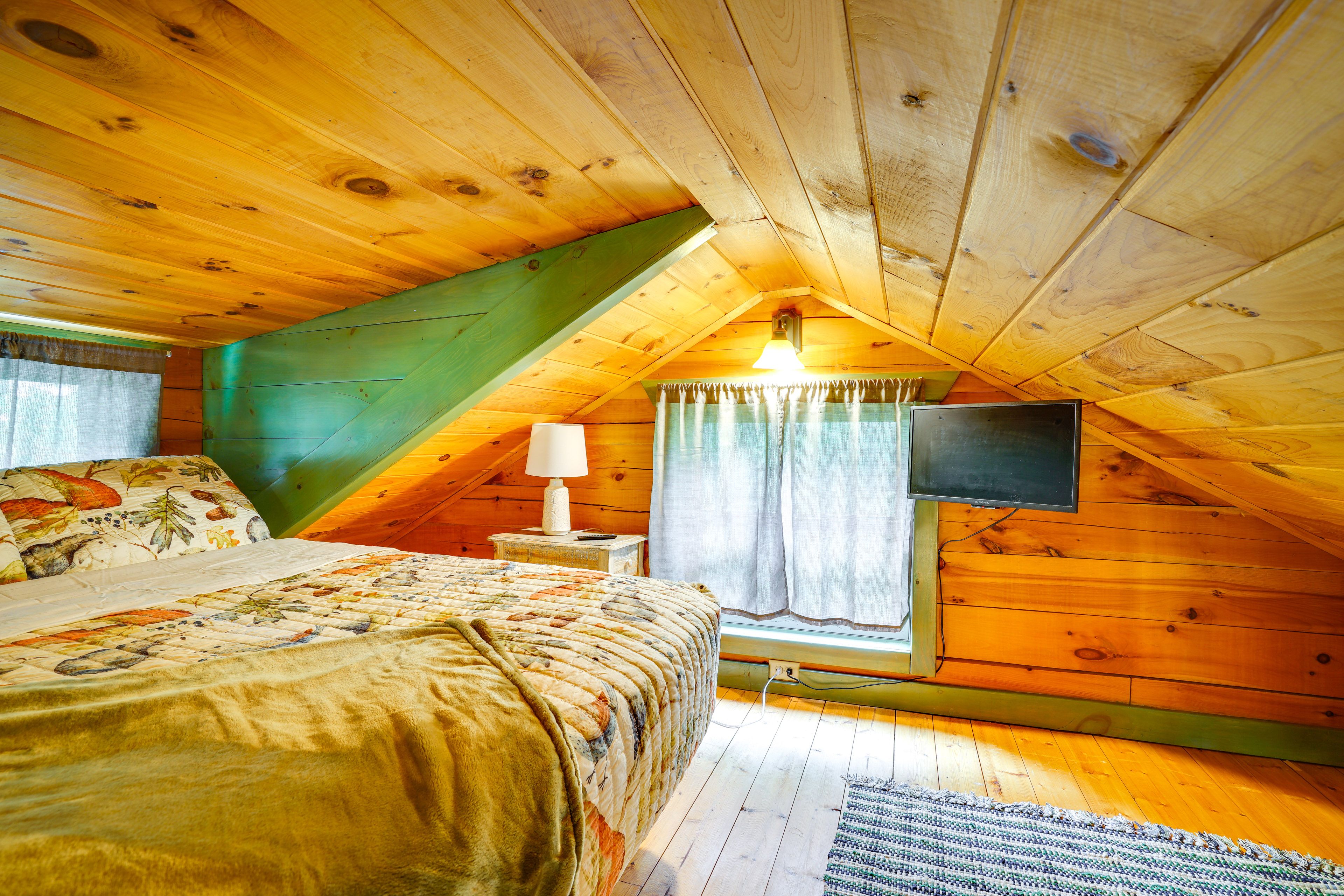Loft | Queen Bed | Smart TV | Upper Level