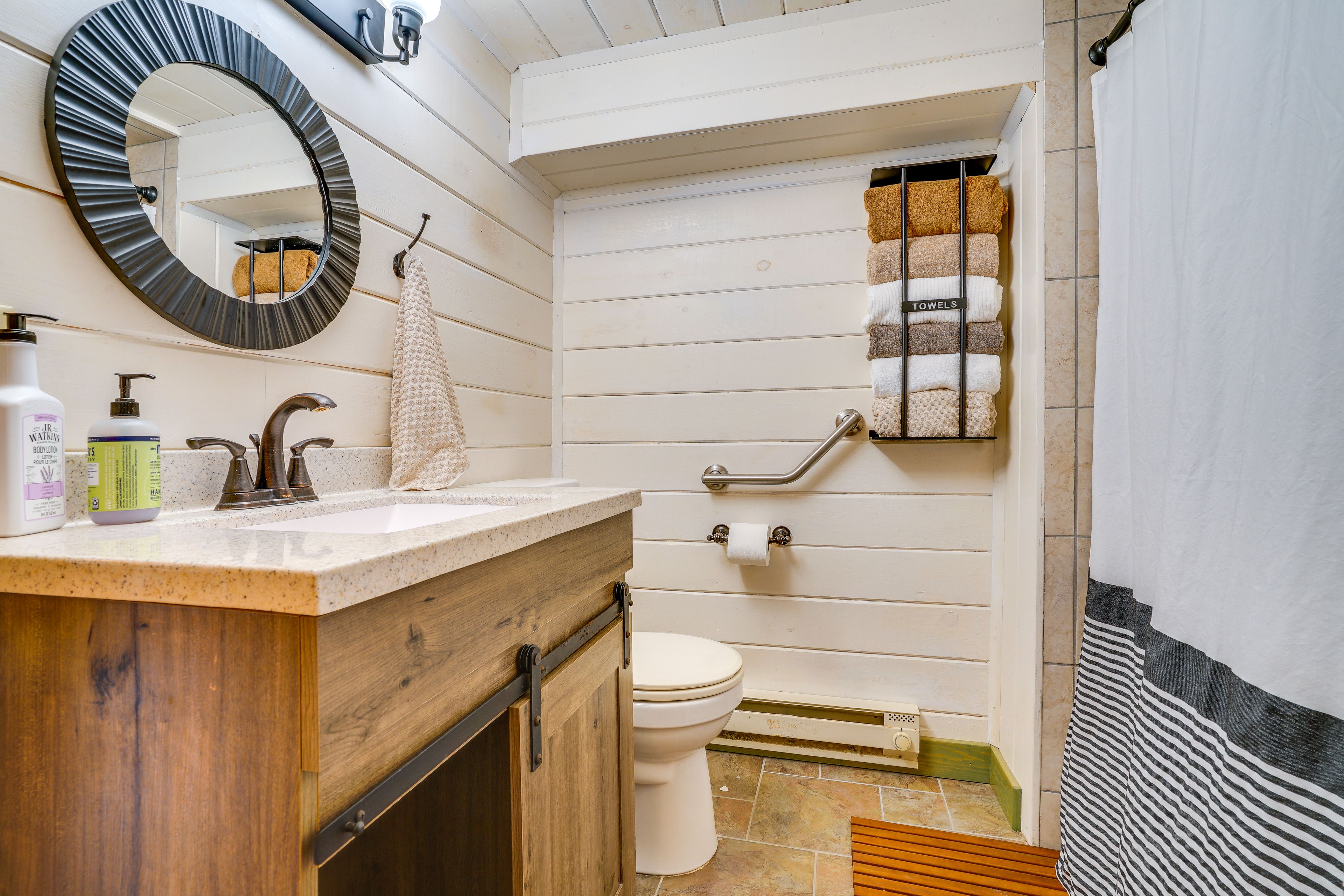 Full Bathroom | Towels Provided | Main Level