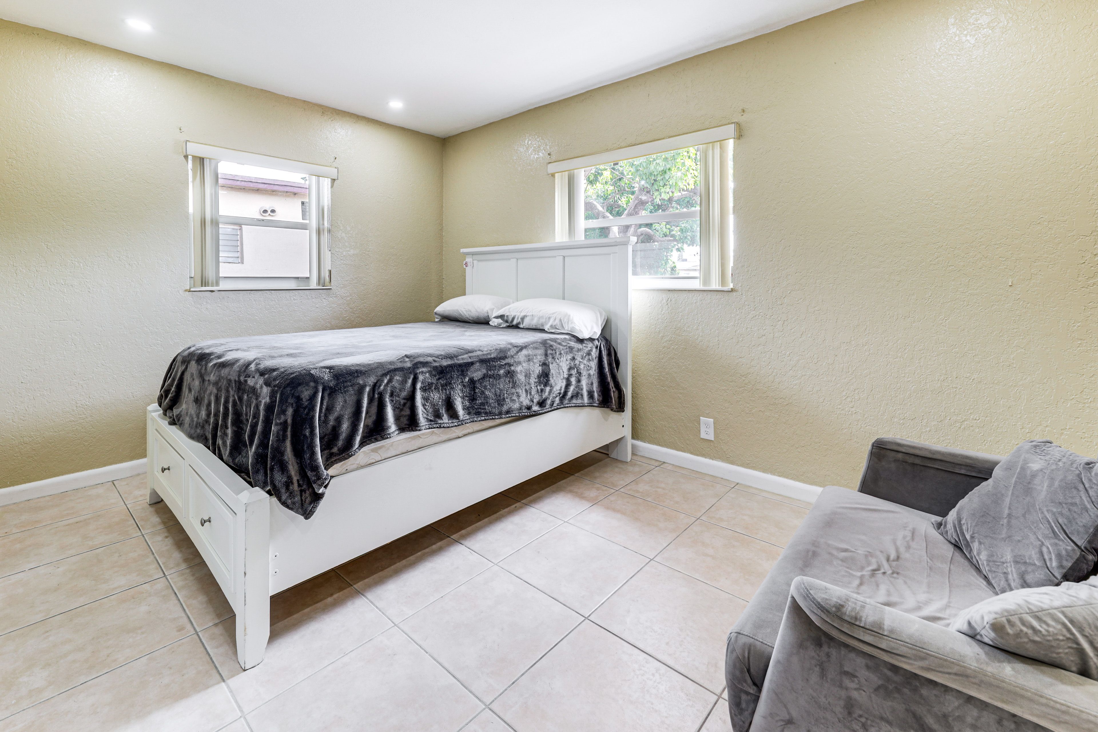 Bedroom 1 | Queen Bed