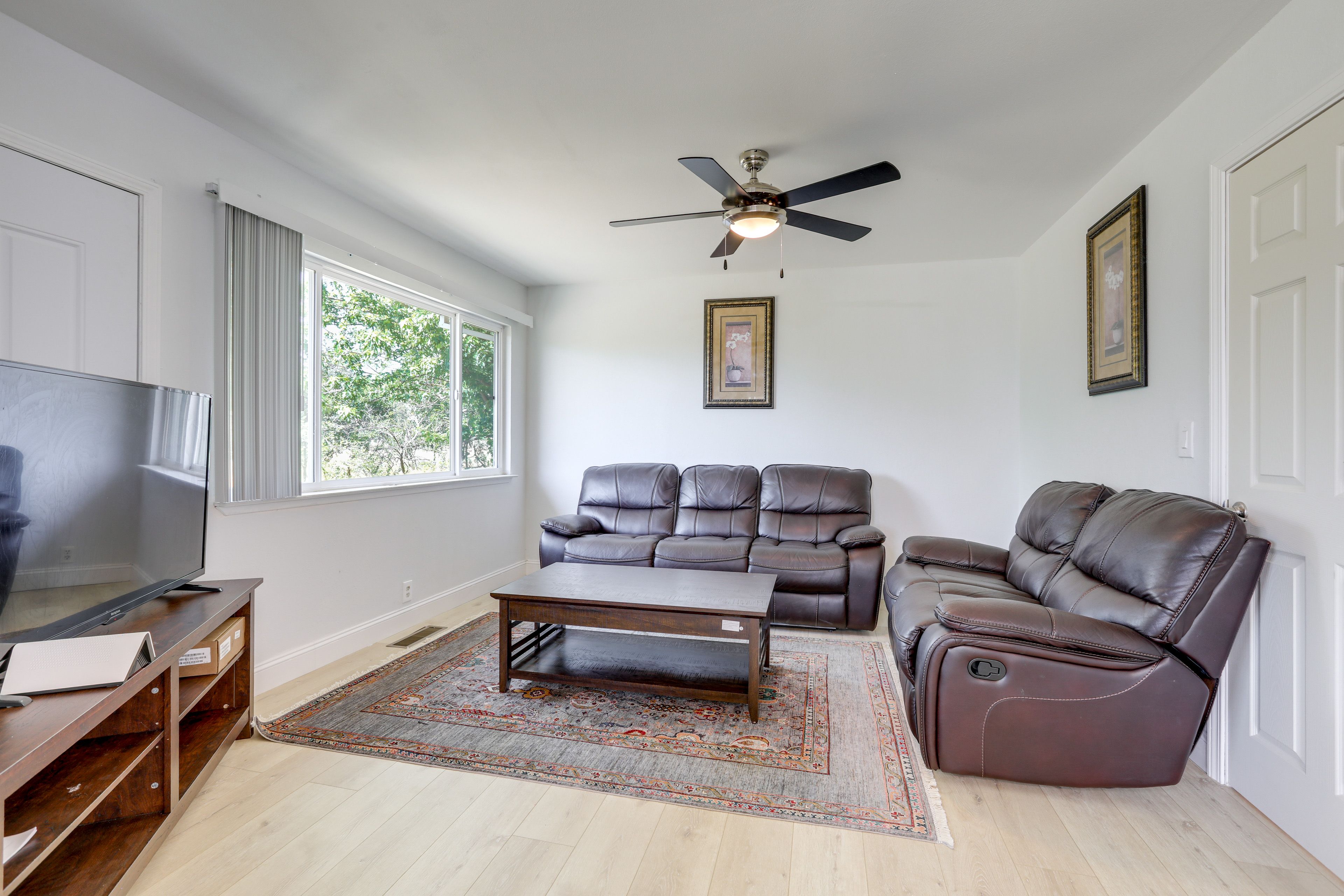Living Room | Free WiFi | Smart TV | Central A/C & Heat