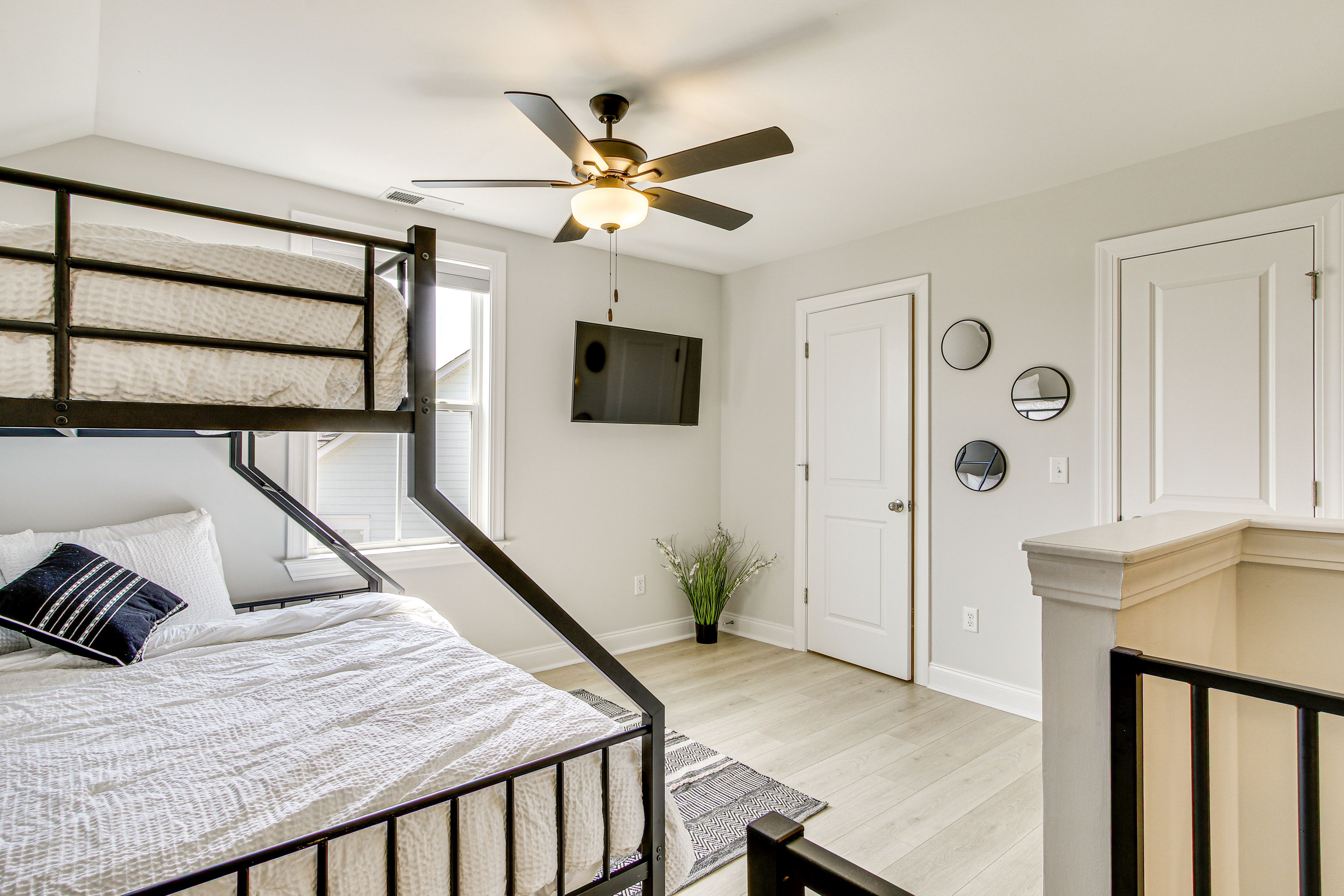 Bedroom 3 (Loft) | Twin XL/Queen Bunk Bed | 2nd Level