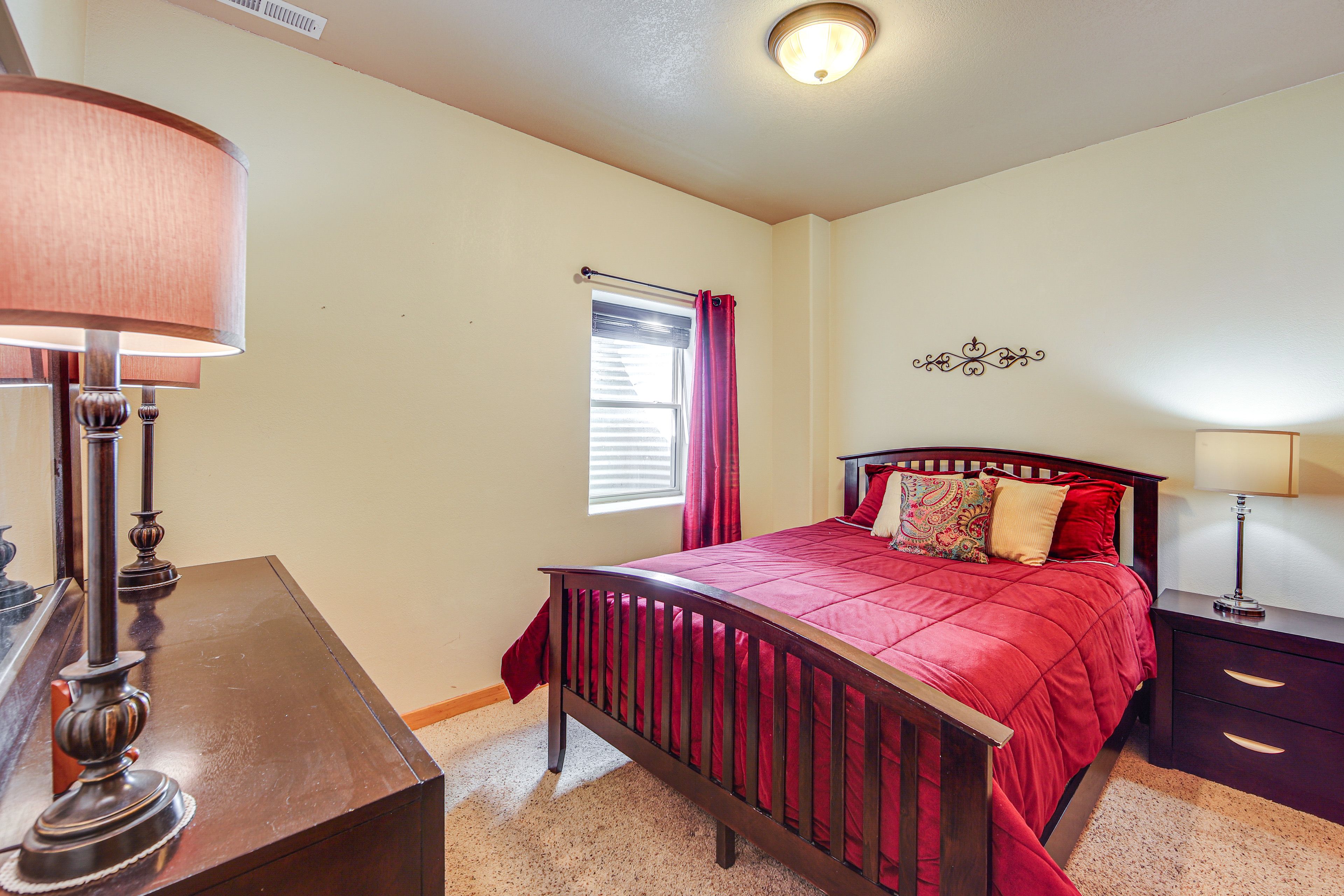Bedroom 1 | Queen Bed | 1st Floor