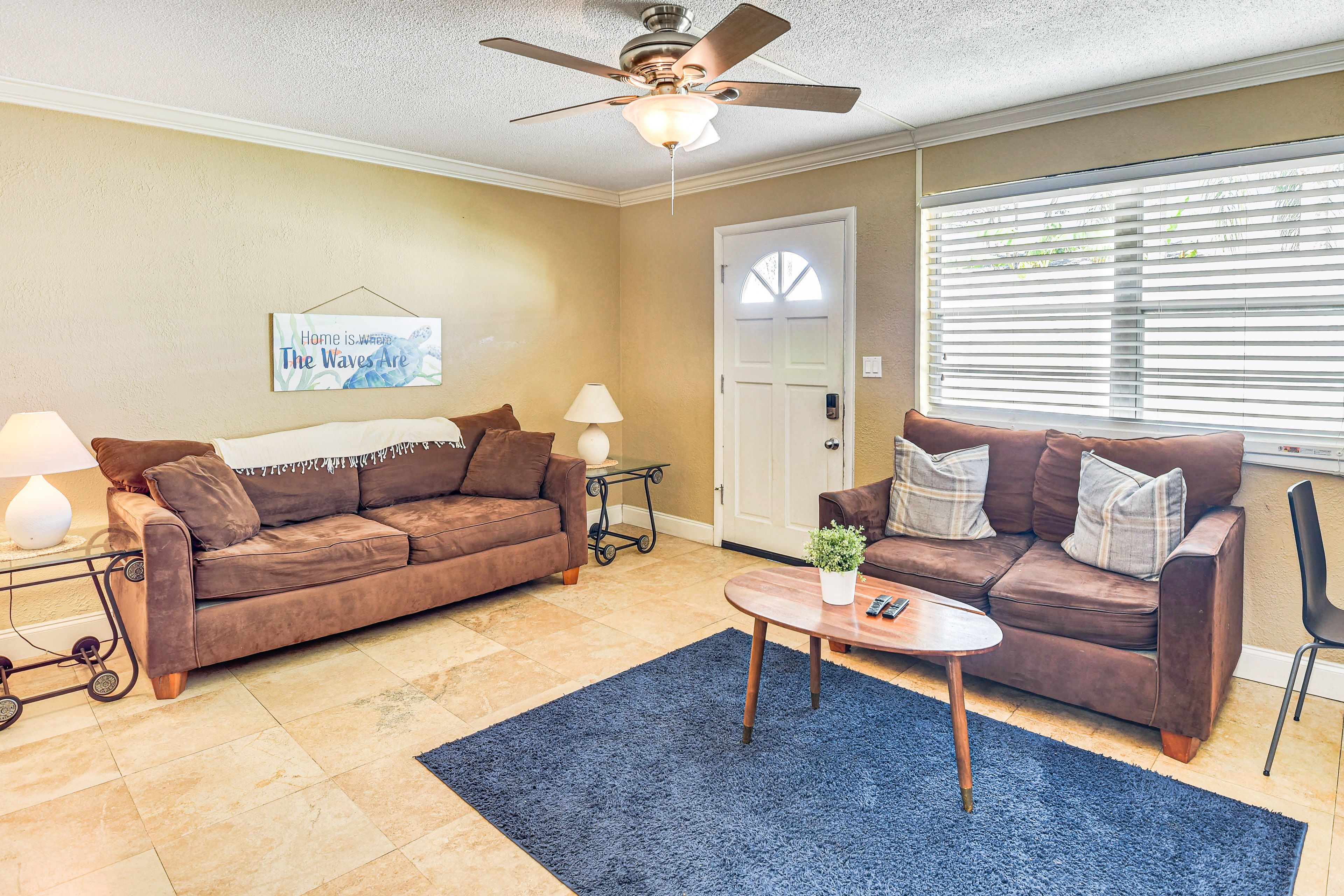 Living Room | Free WiFi | Central Heating & A/C | Smart TV