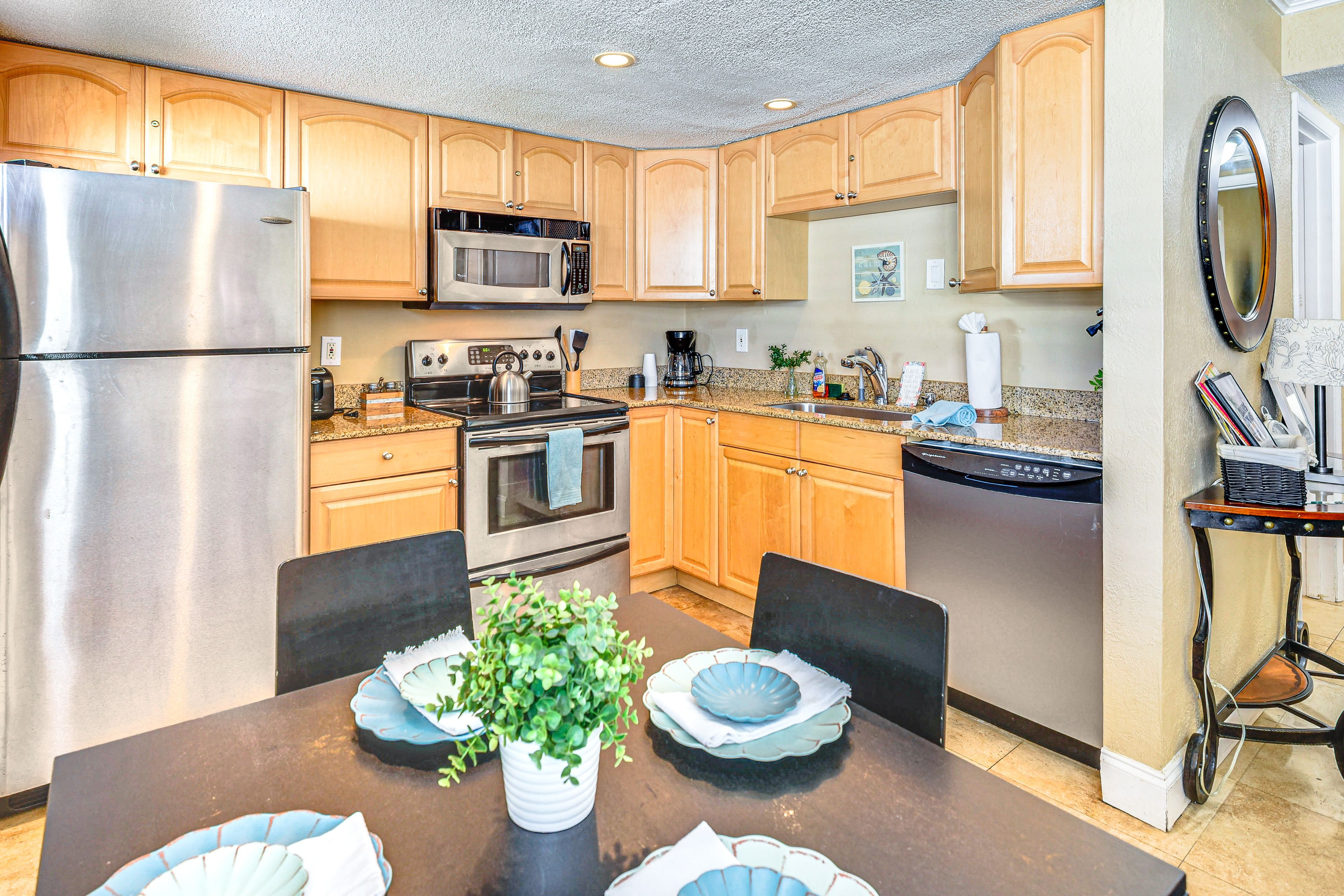 Dining Area | Dishware/Flatware Provided