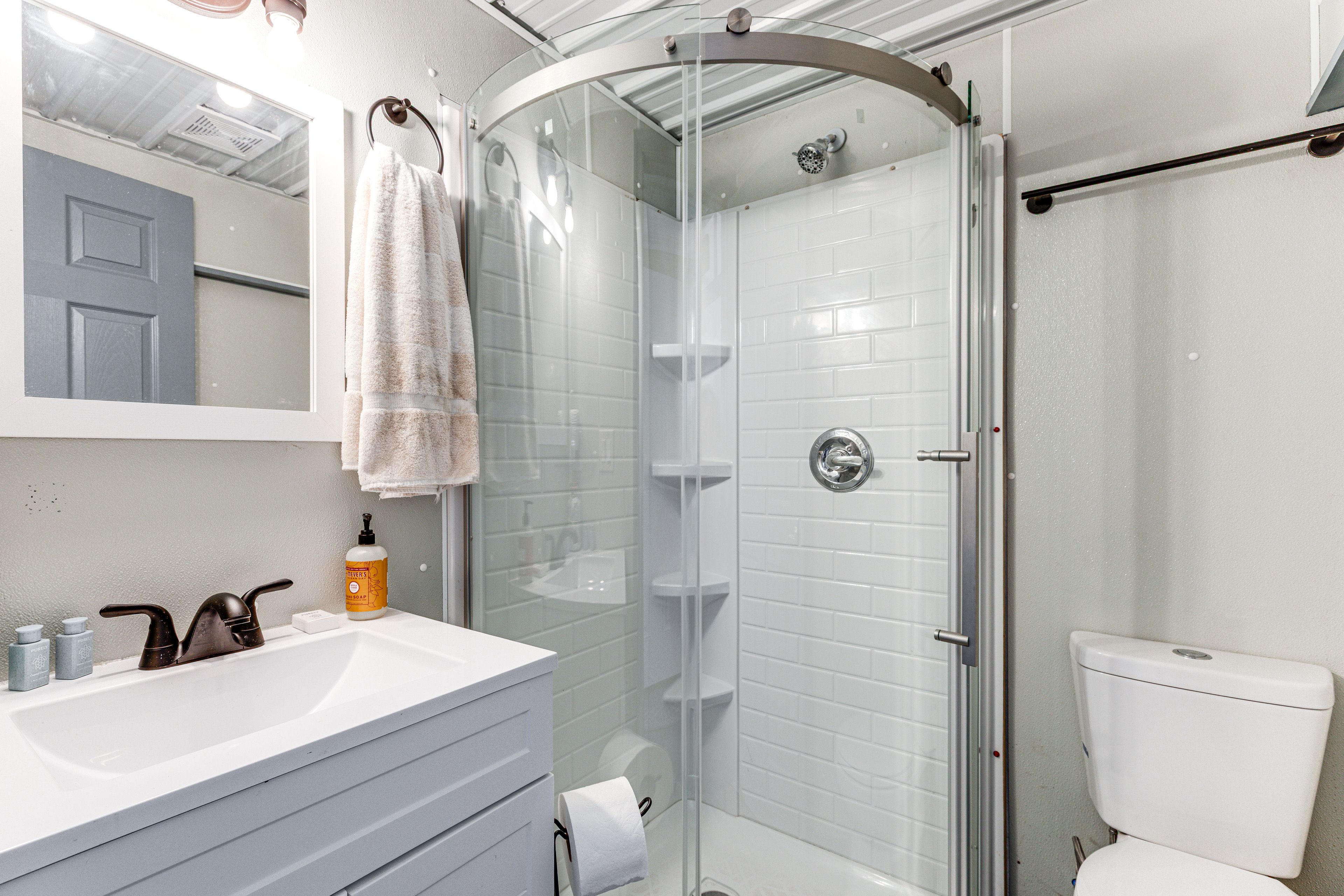 Full Bathroom | Towels Provided