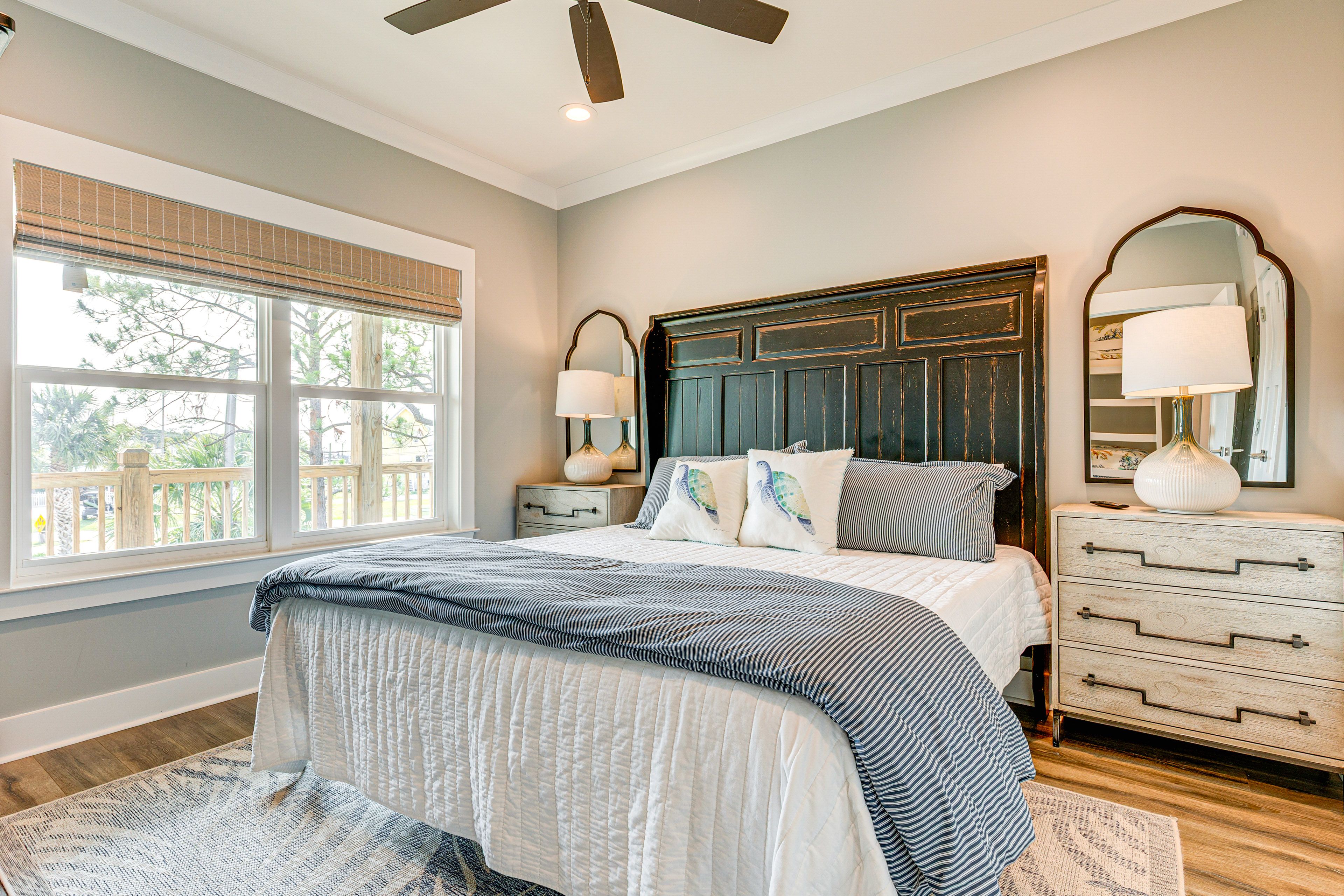 Bedroom | King Bed | Linens Provided