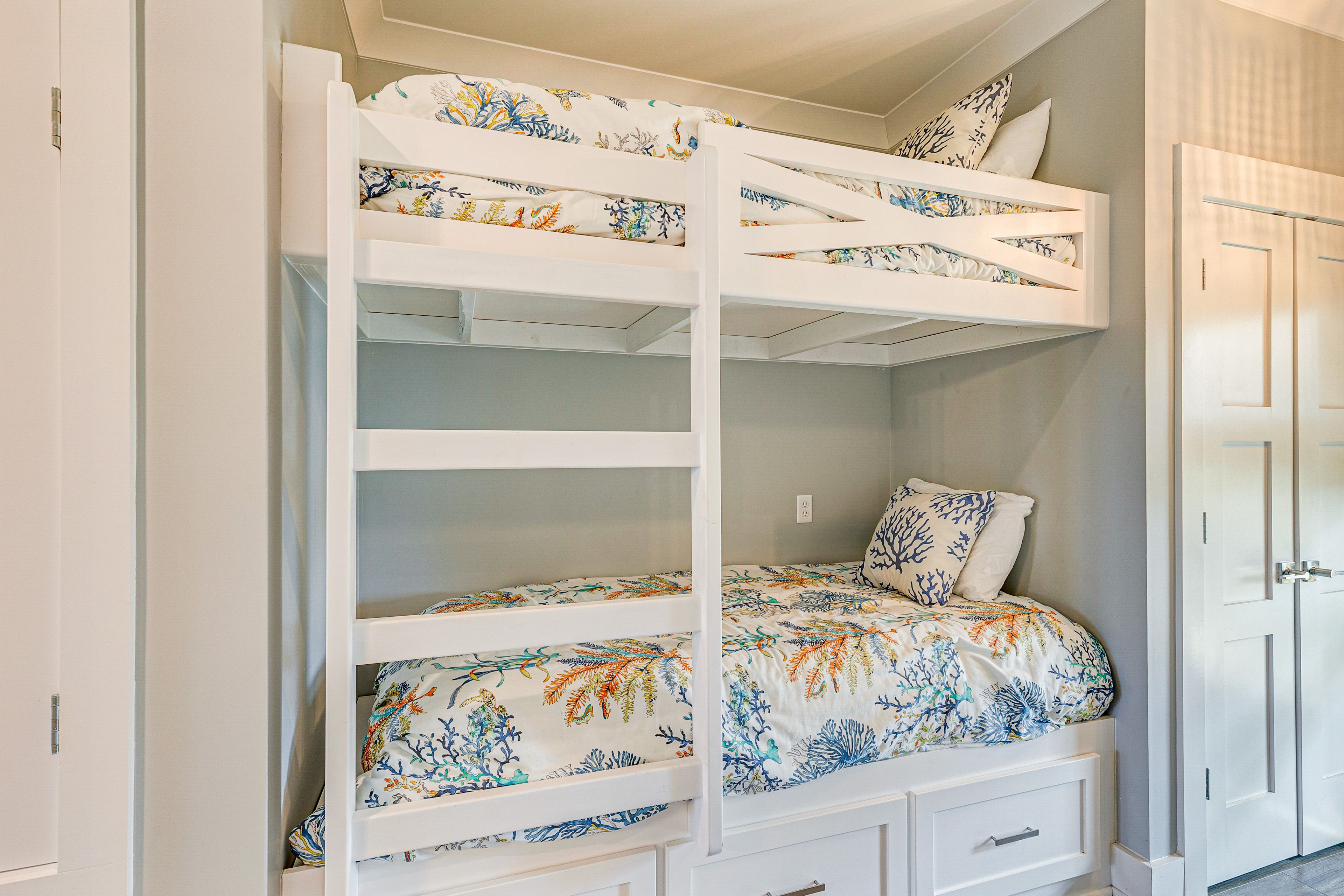 Sleeping Nook | Twin Bunk Bed