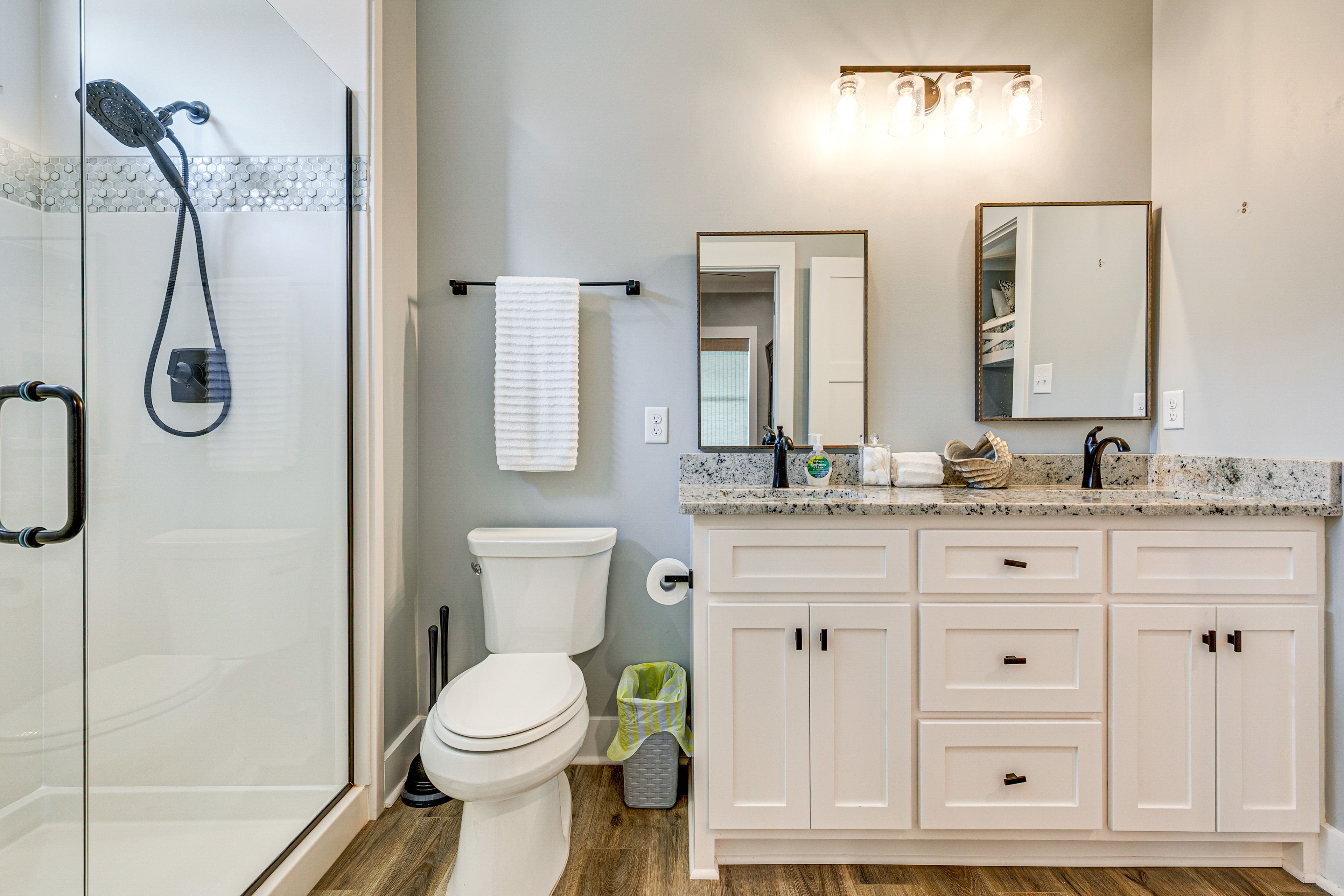Full Bathroom | Towels Provided