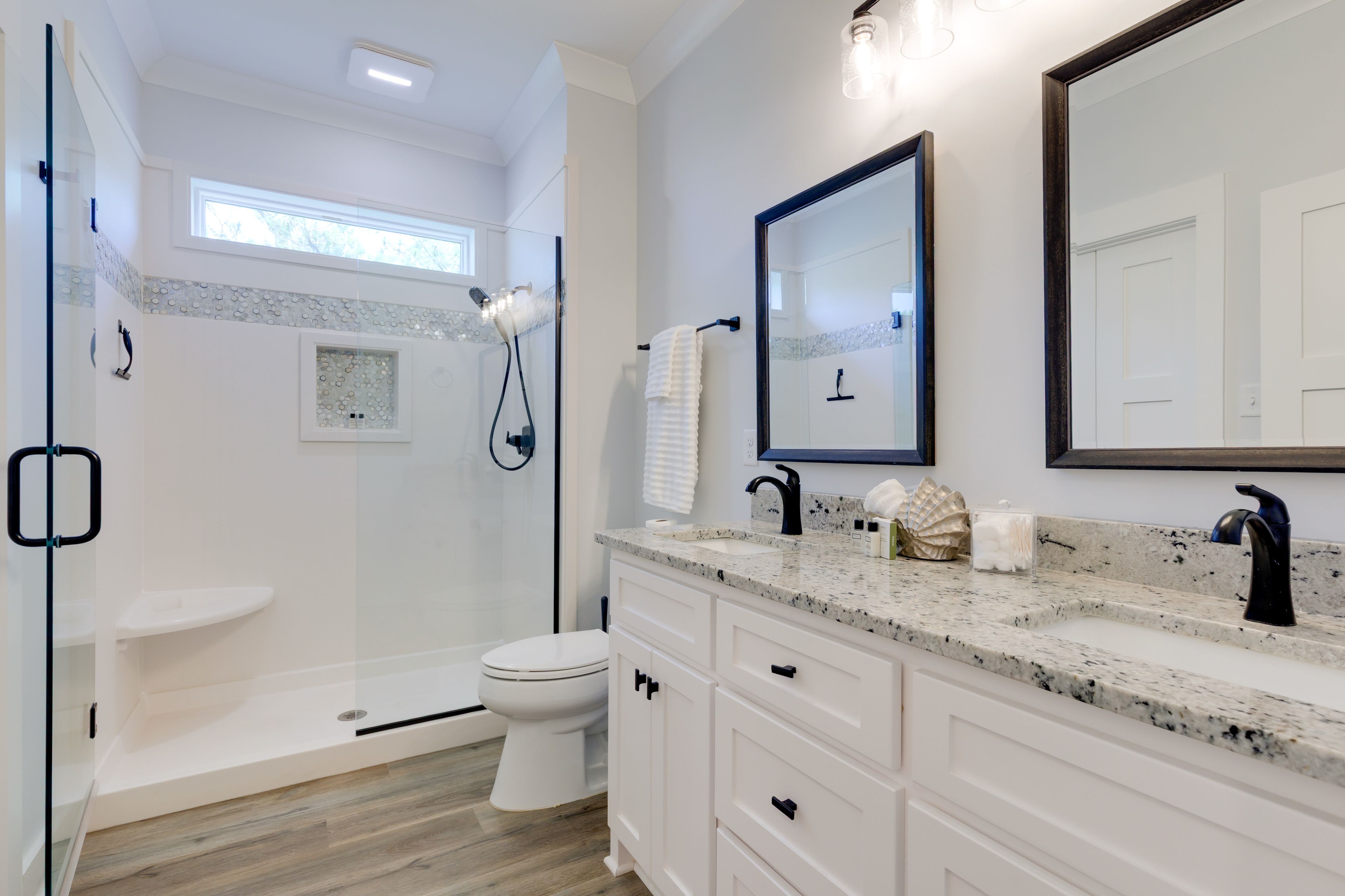 Full Bathroom | Towels Provided