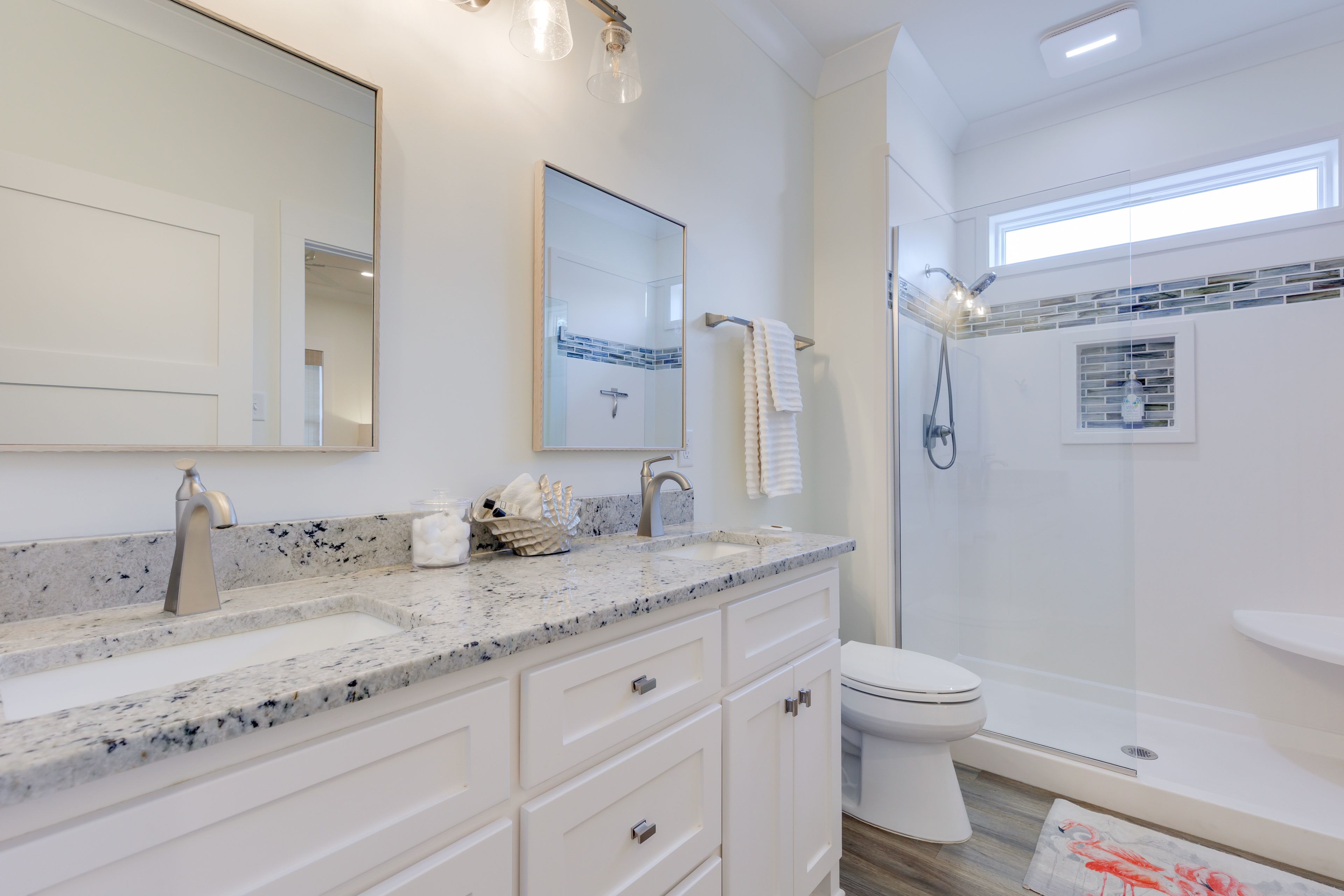 Full Bathroom | Towels Provided