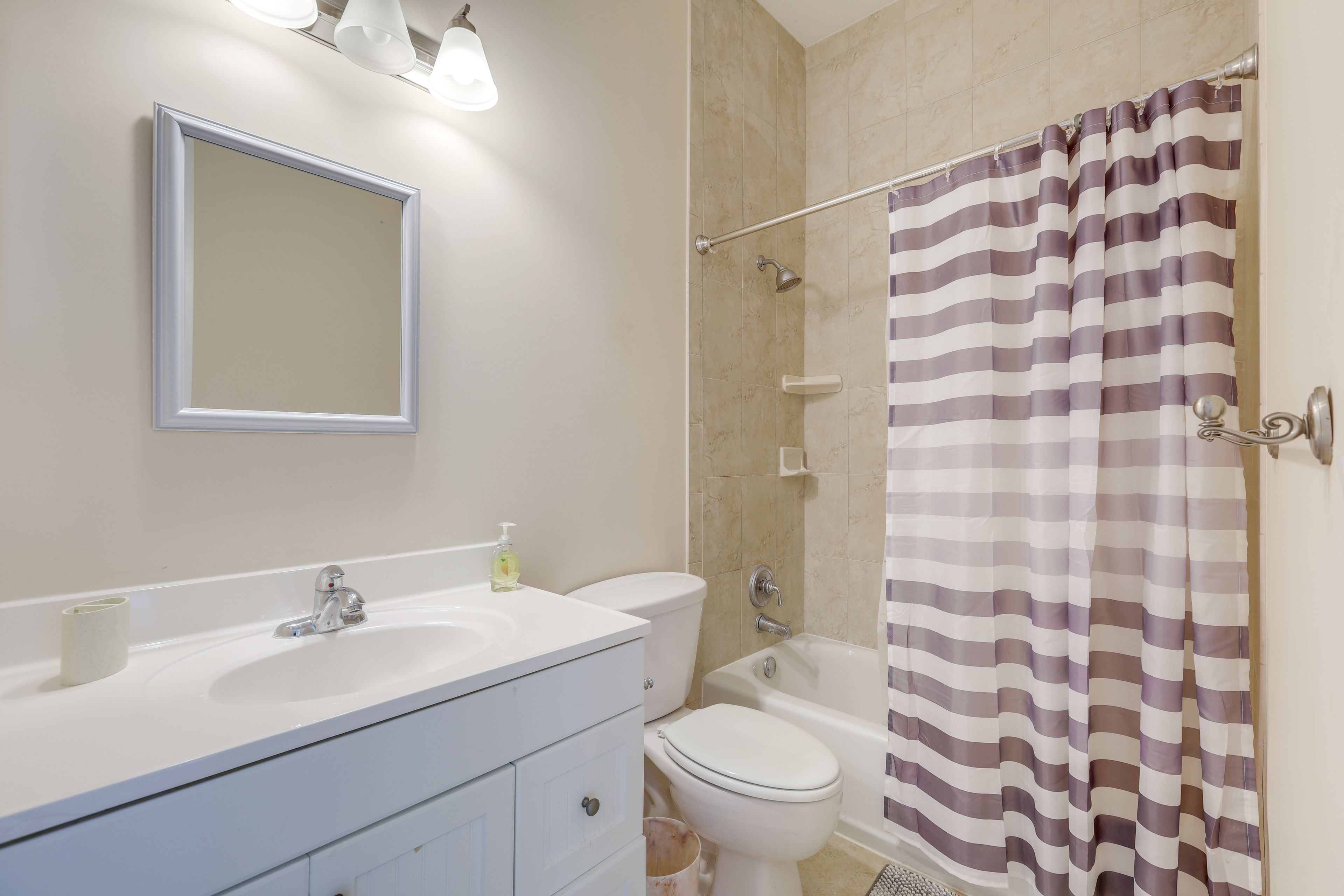 Full Bathroom | Towels Provided