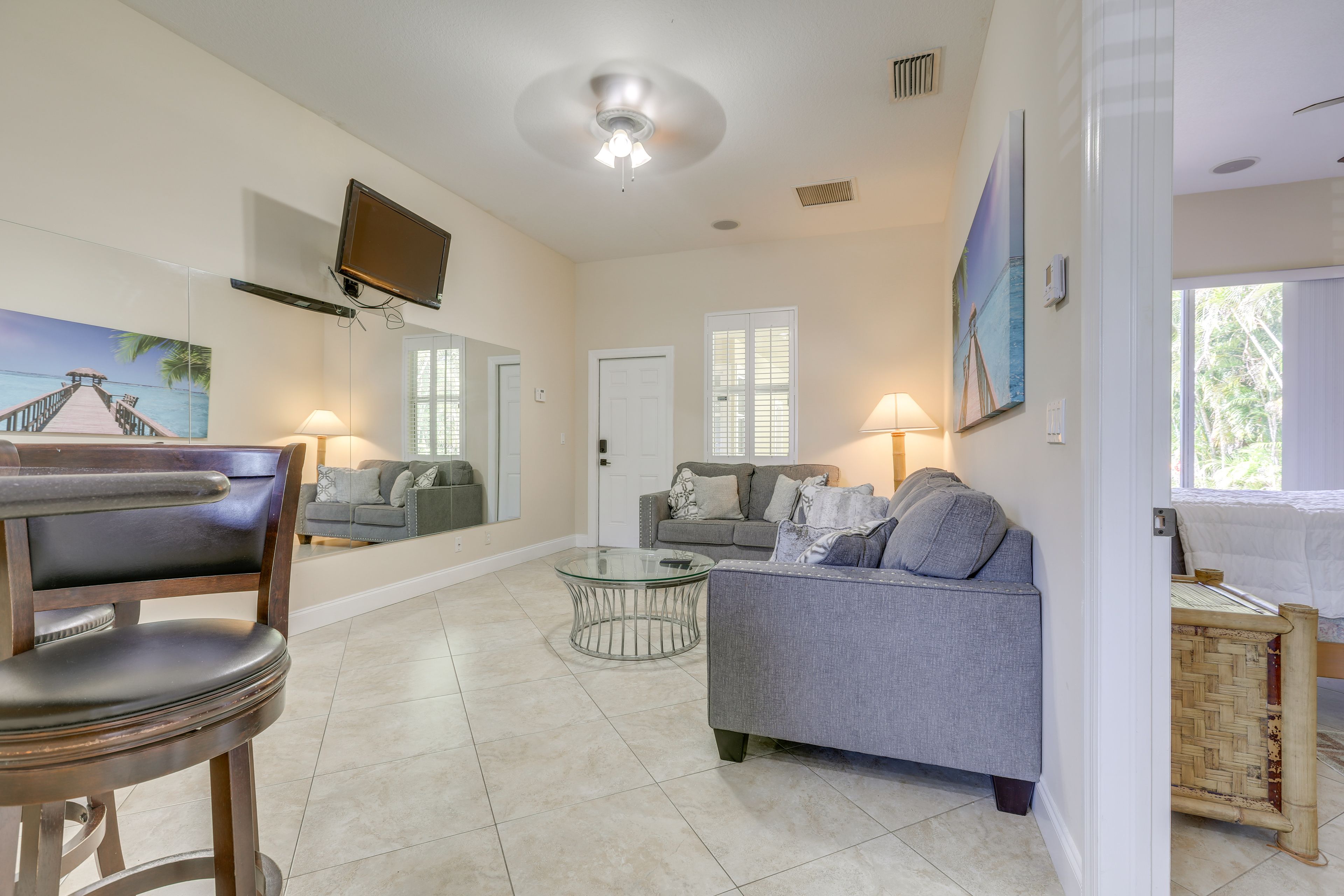 Living Room | Smart TV | Free WiFi | Ceiling Fans