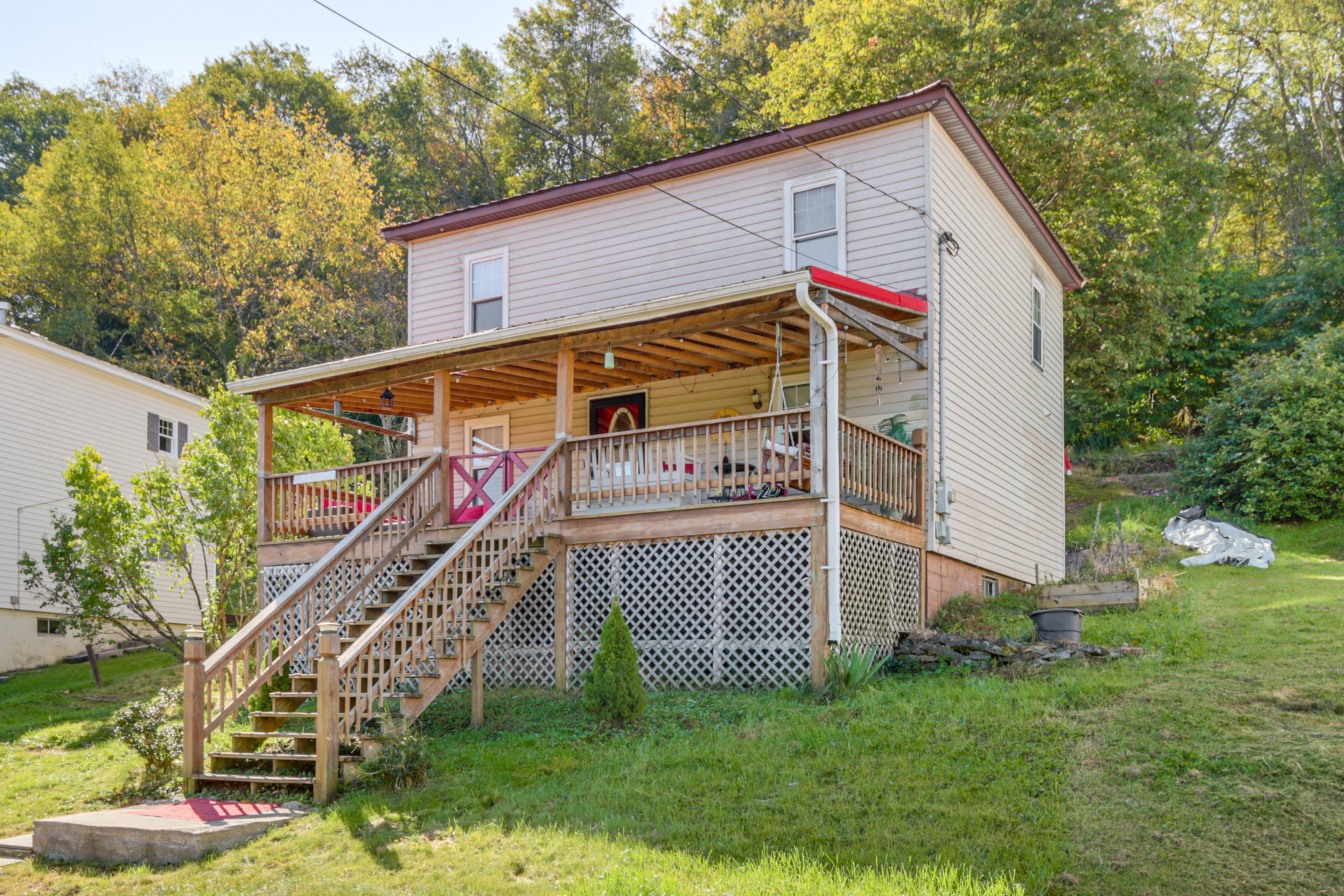 2-Story House | 5 Mi to Pendleton Lake