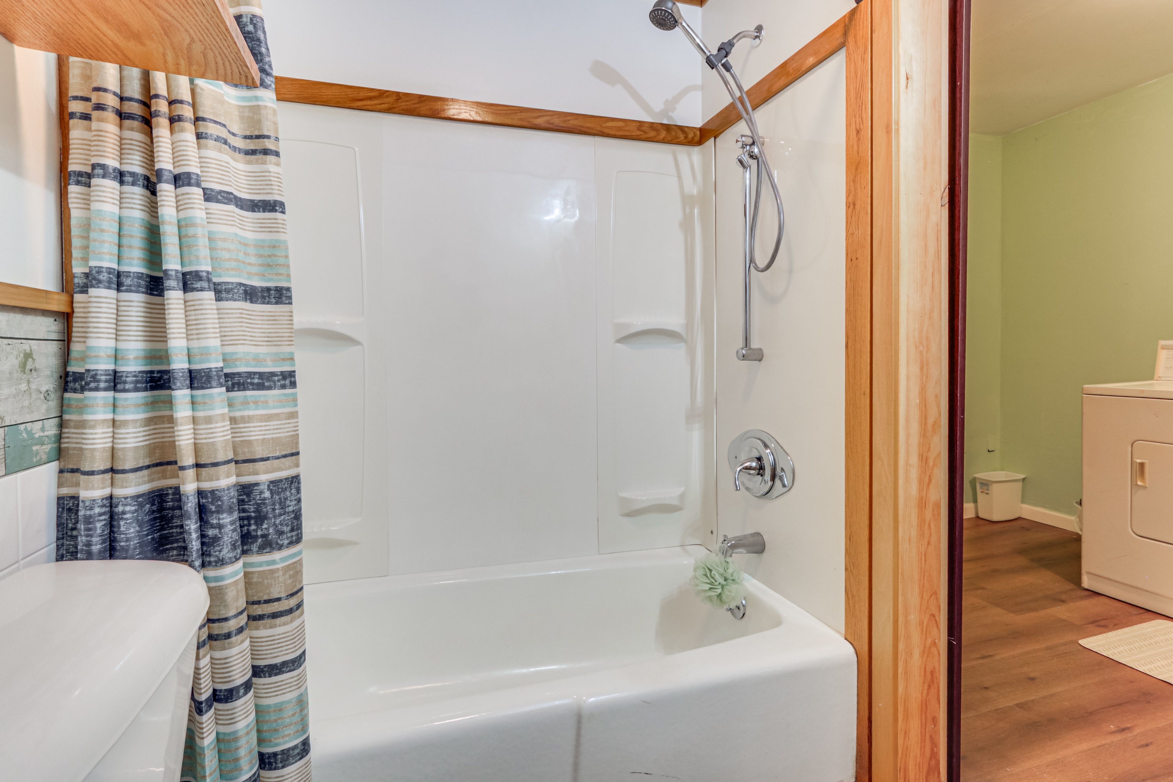 Bathroom | 1st Floor | Towels Provided