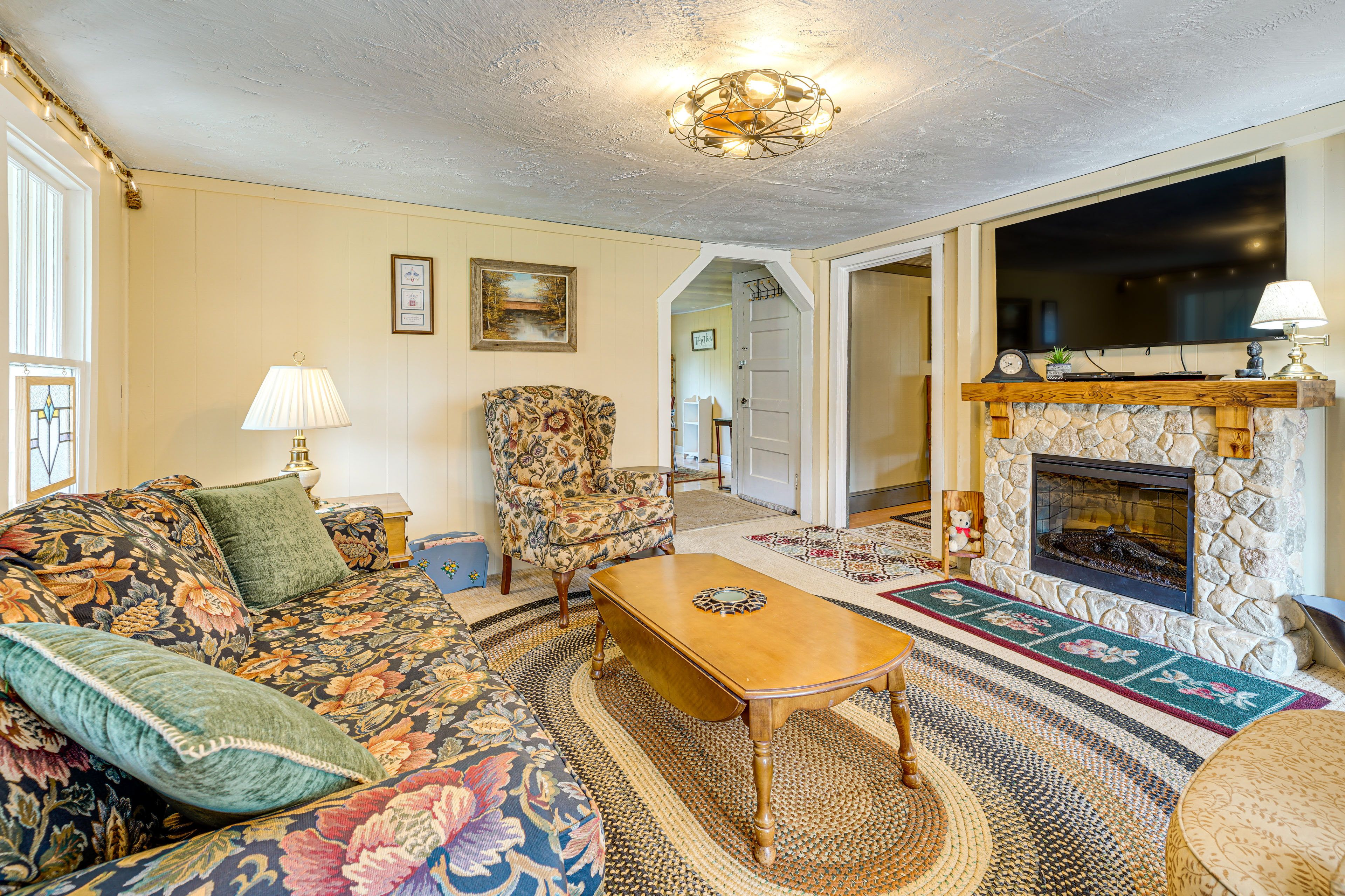 Living Room | Free WiFi | Window A/C Unit | Baseboard Heating