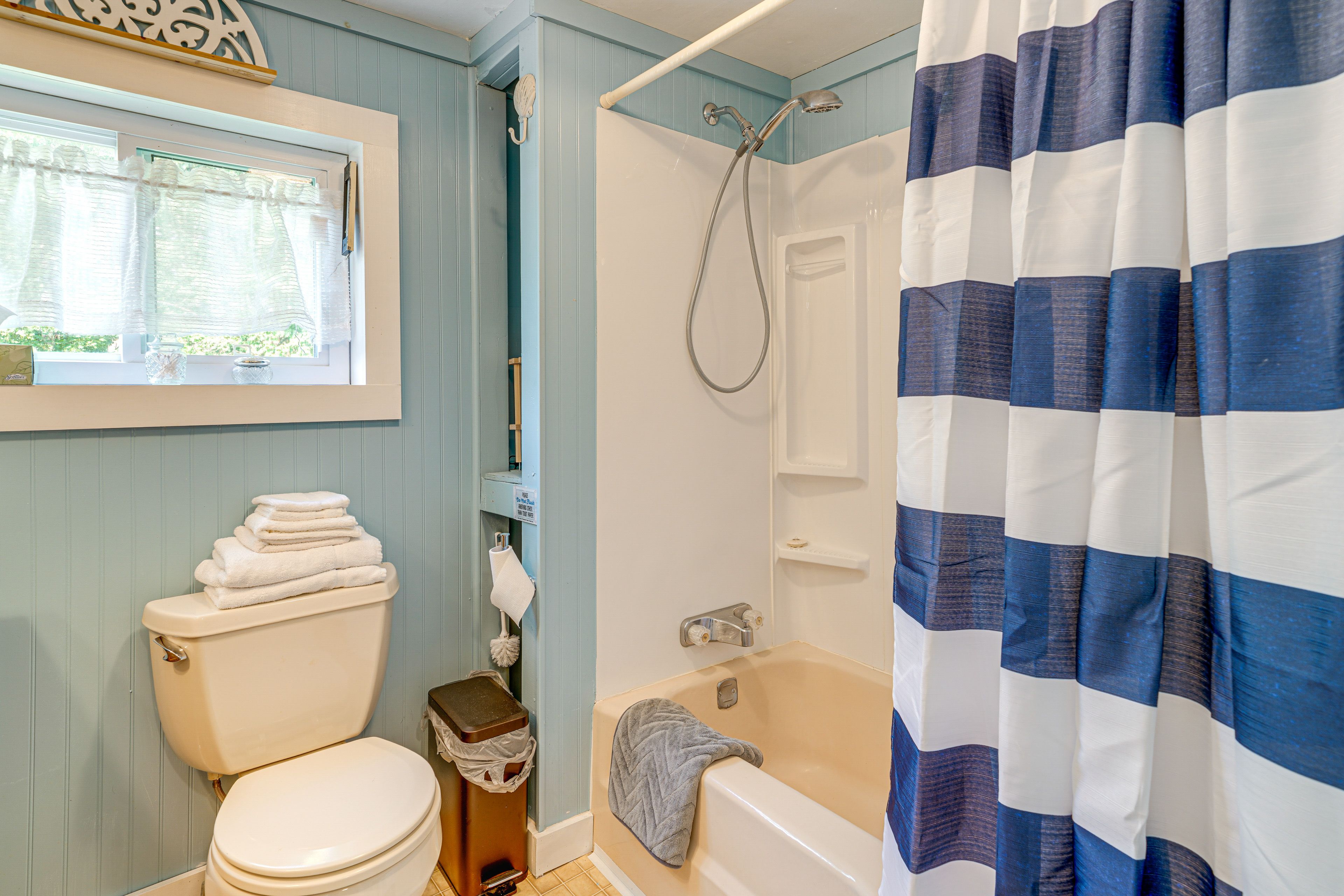 Full Bathroom | Towels Provided