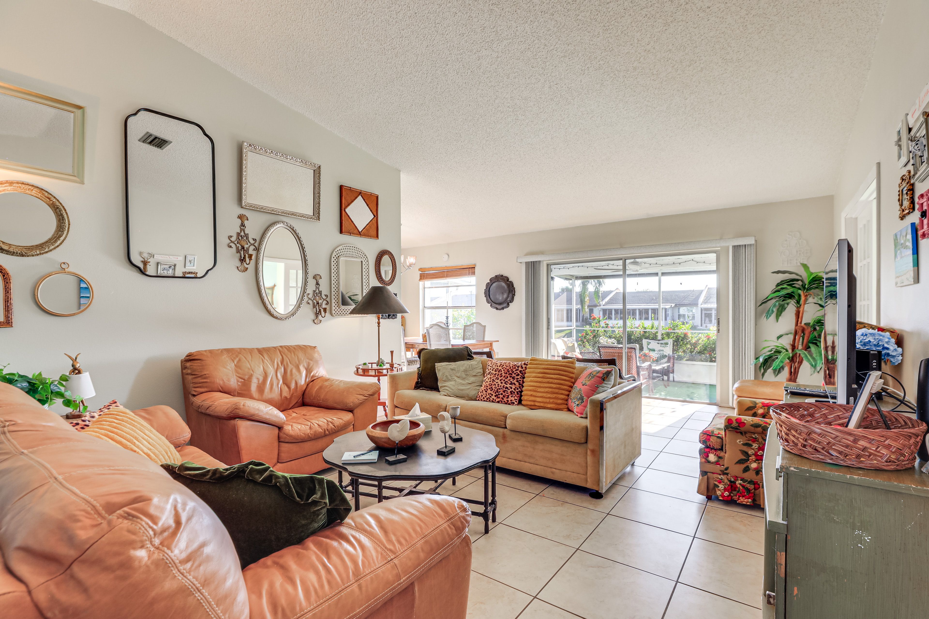 Living Room | Free WiFi | Smart TV | Full Sleeper Sofa