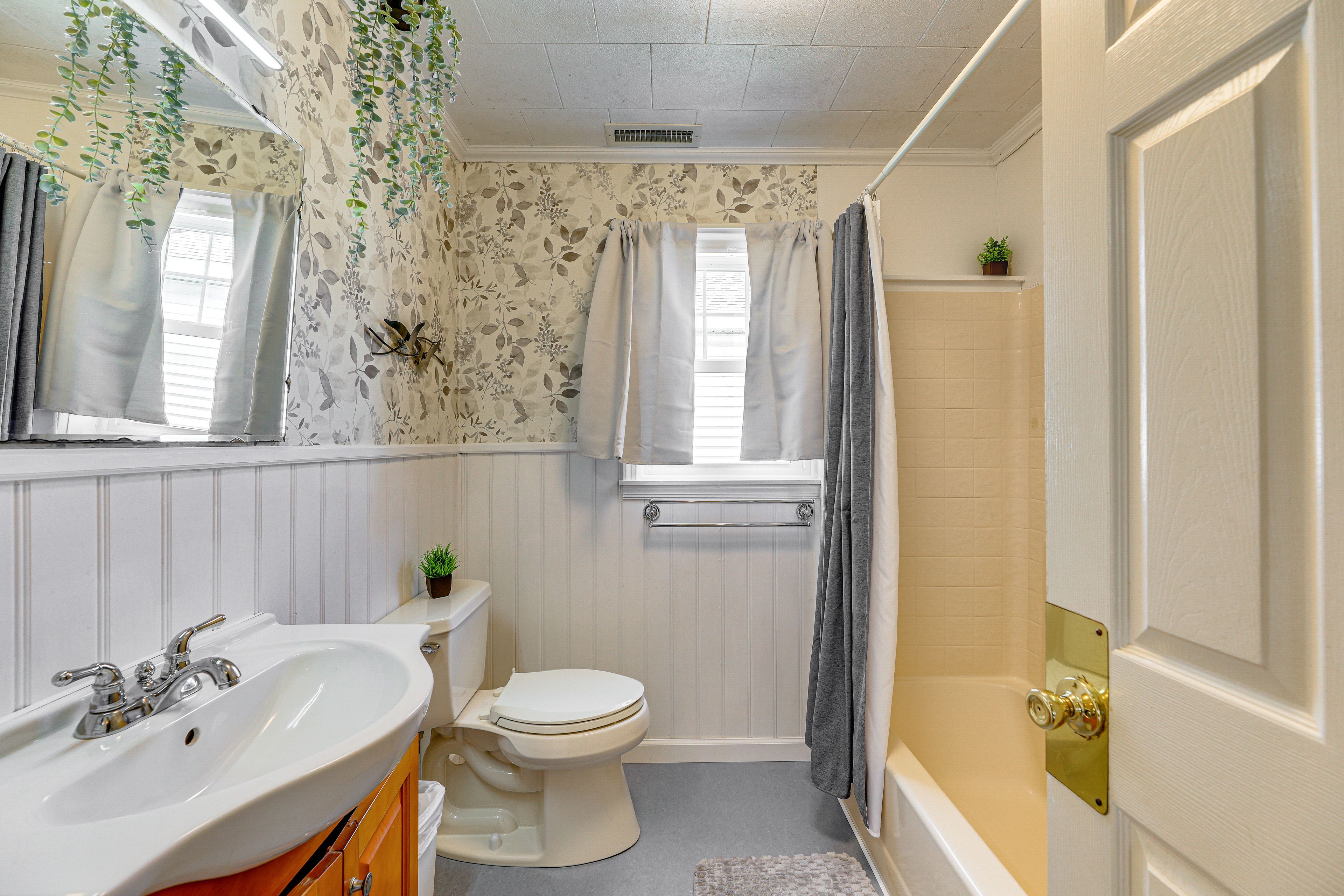Full Bathroom | 1st Floor