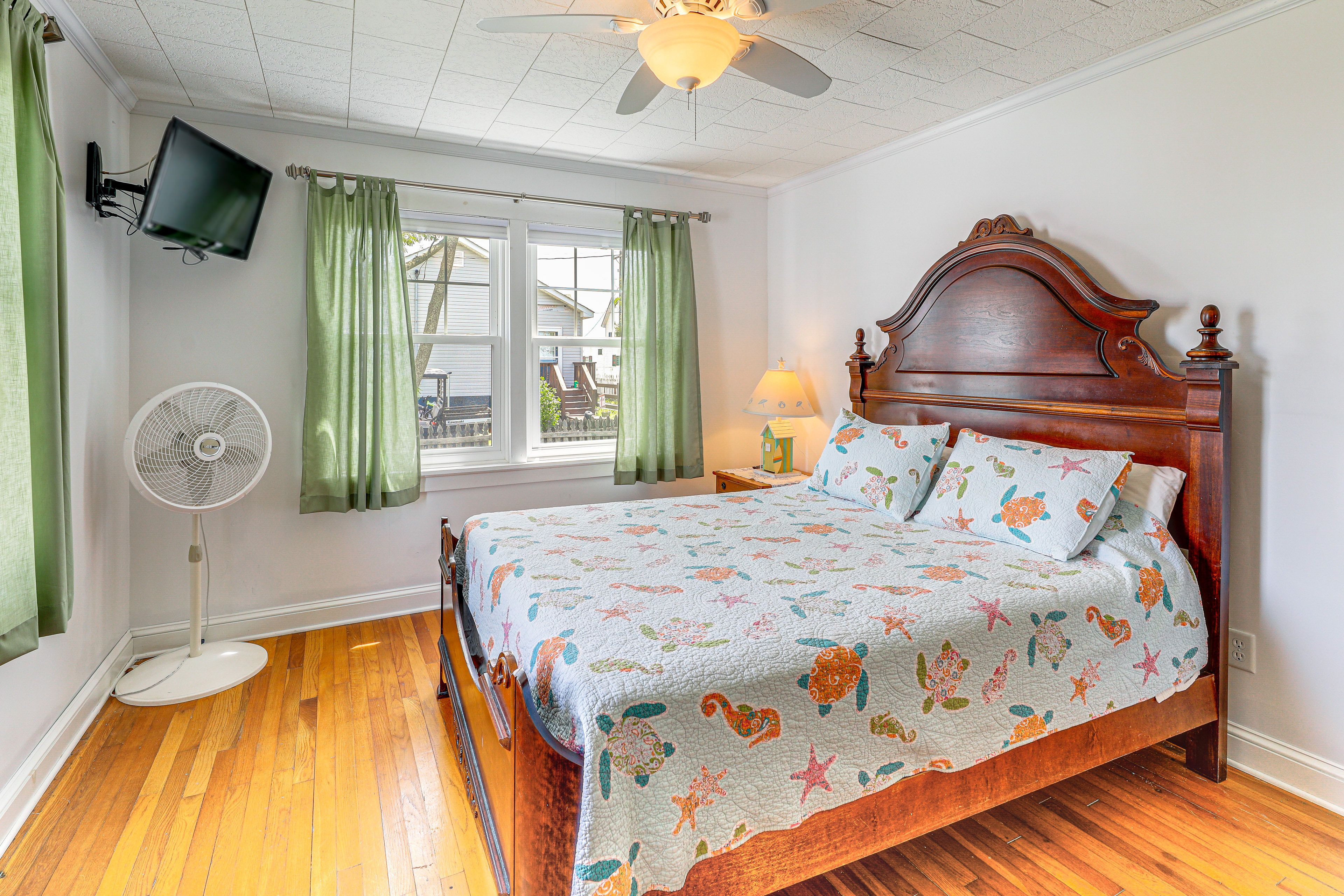 Bedroom 1 | Queen Bed | 1st Floor