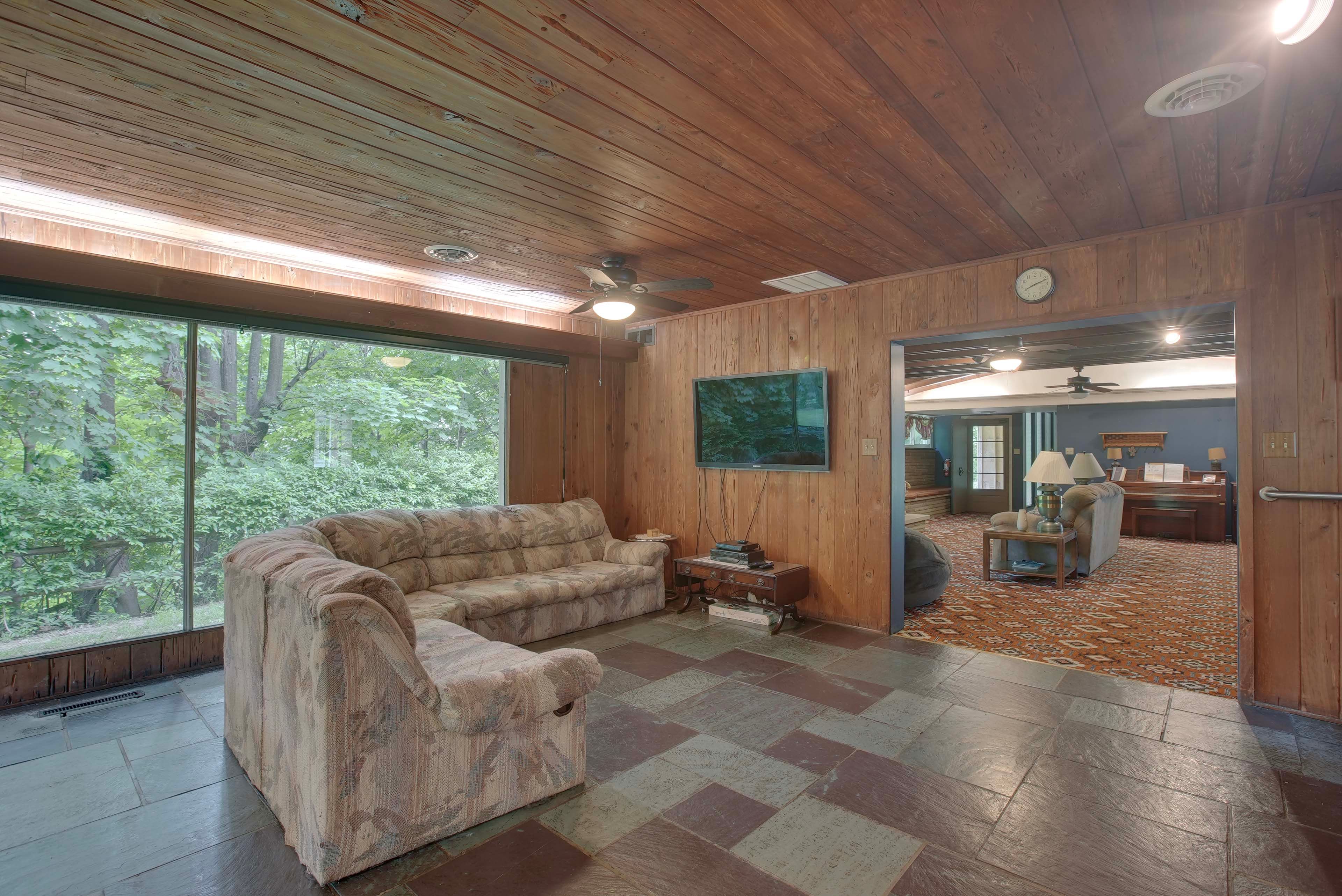 Game Room | Smart TV w/ Cable | Wet Bar | Pool Table | Fireplace