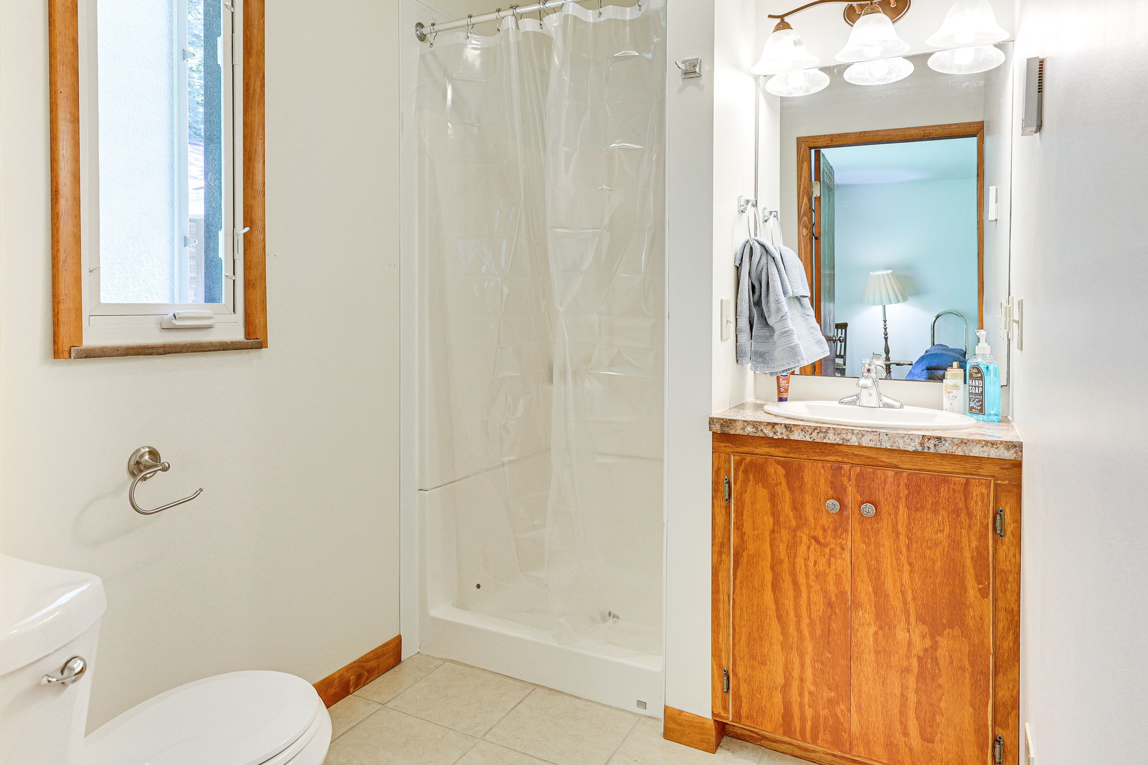 Full Bathroom | Towels Provided